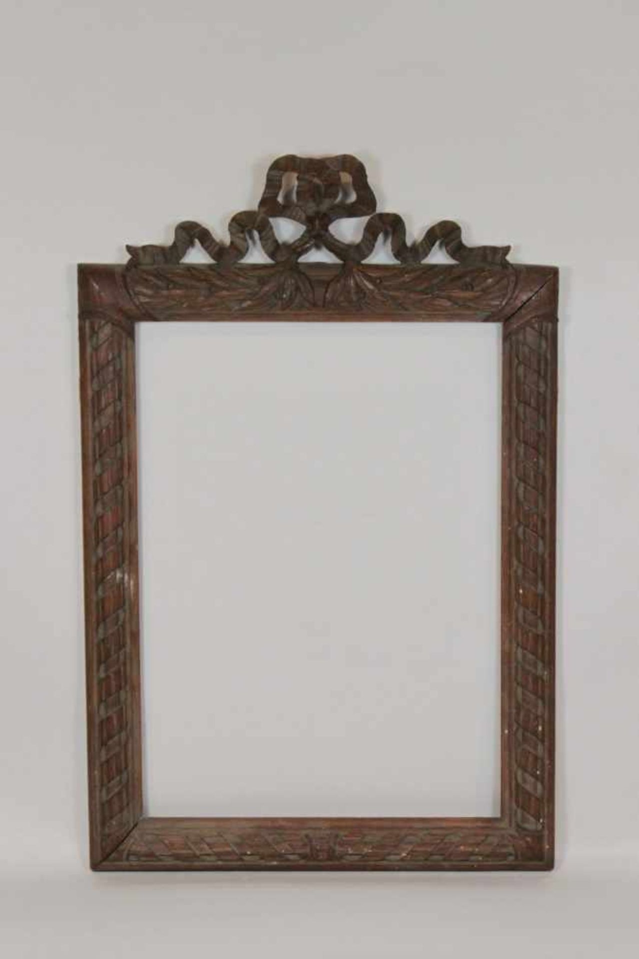 Bilderrahmen in Louis XVI Stil, 19. Jh., Holz mit Schleifendekor, Maße: 43,3 x 33,3 cm, mit