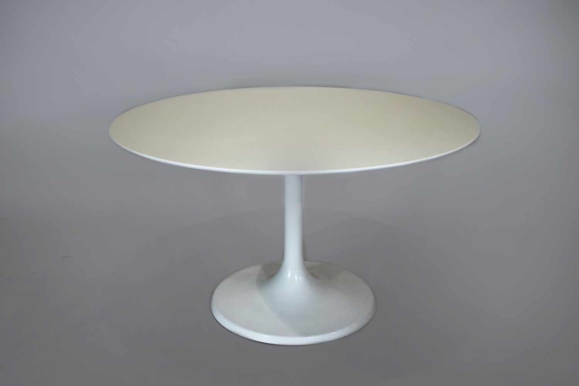 Knoll-Tulip-Design Beistelltisch, Durchm.: 89 cm, H.: 52 cm.- - -27.00 % buyer's premium on the