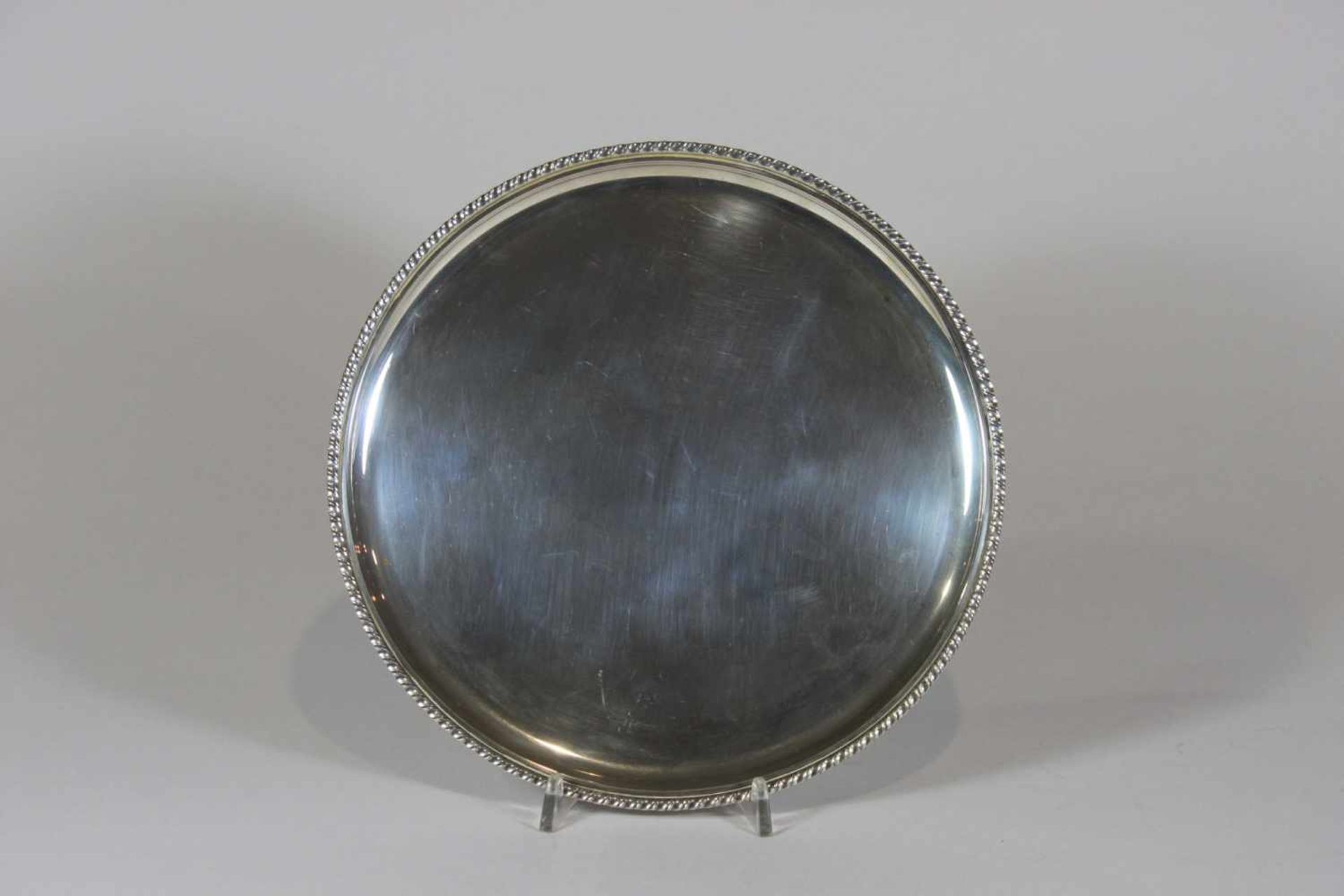Kl. Platte, rund, 800er Silber punziert, Gewicht ca. 317 gr., Durchm.: 25 cm.- - -27.00 % buyer's