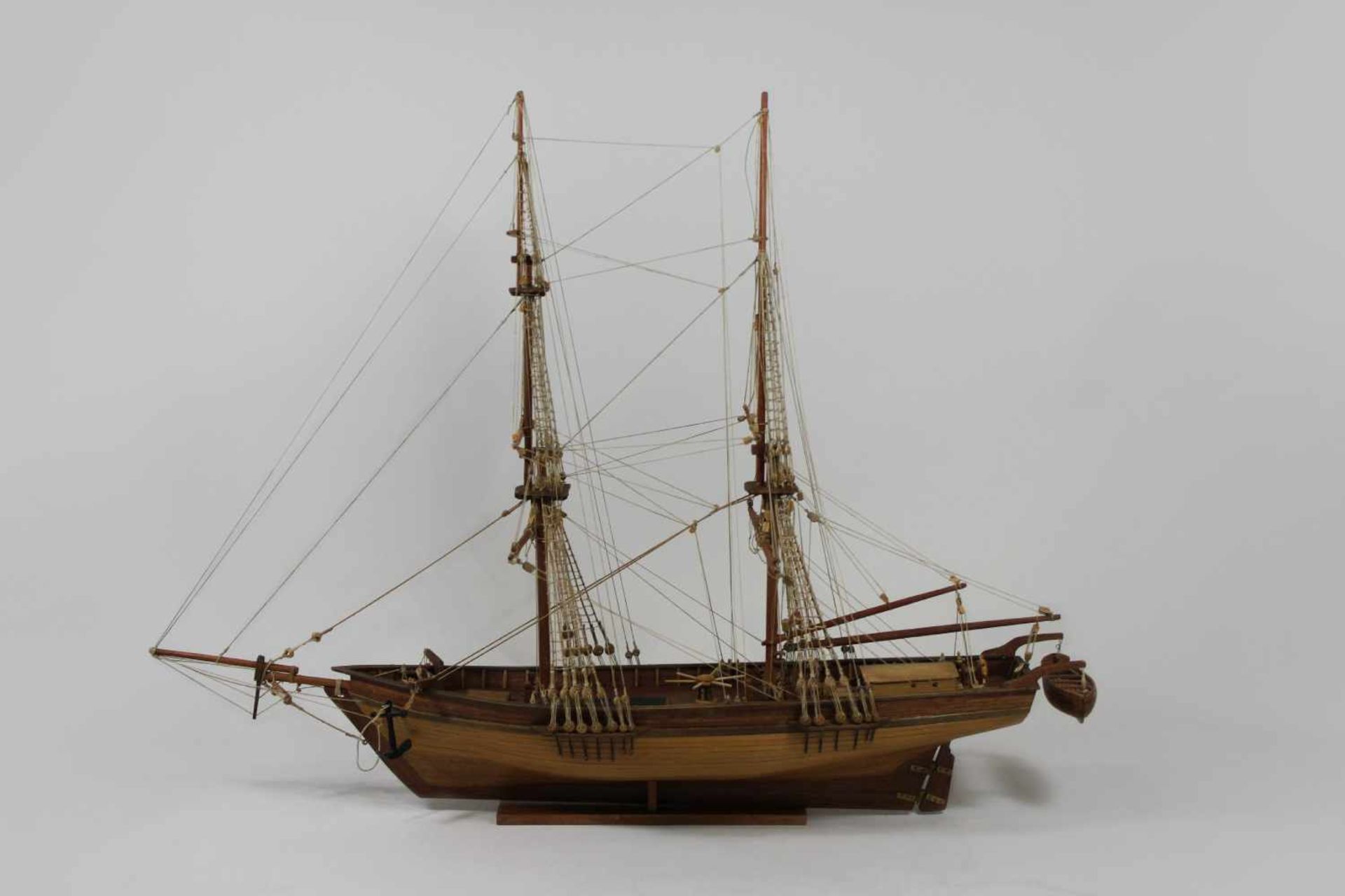 Modellschiff No. 42, Holz, teilweise farbig gefasst, Maßen ca.: 65 x 52 cm. Aus einer Privatsammlung