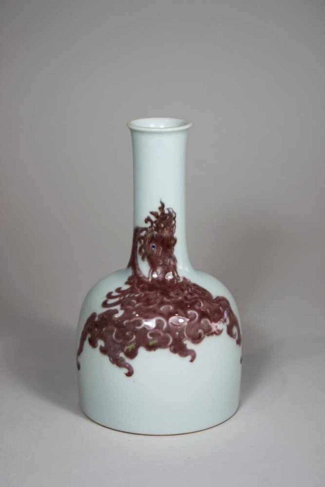 Celadonvase mit Fabelwesen Motiv, China, blaue Marken unter Grasur am Boden. H.: 20 cm, B.: 10,5