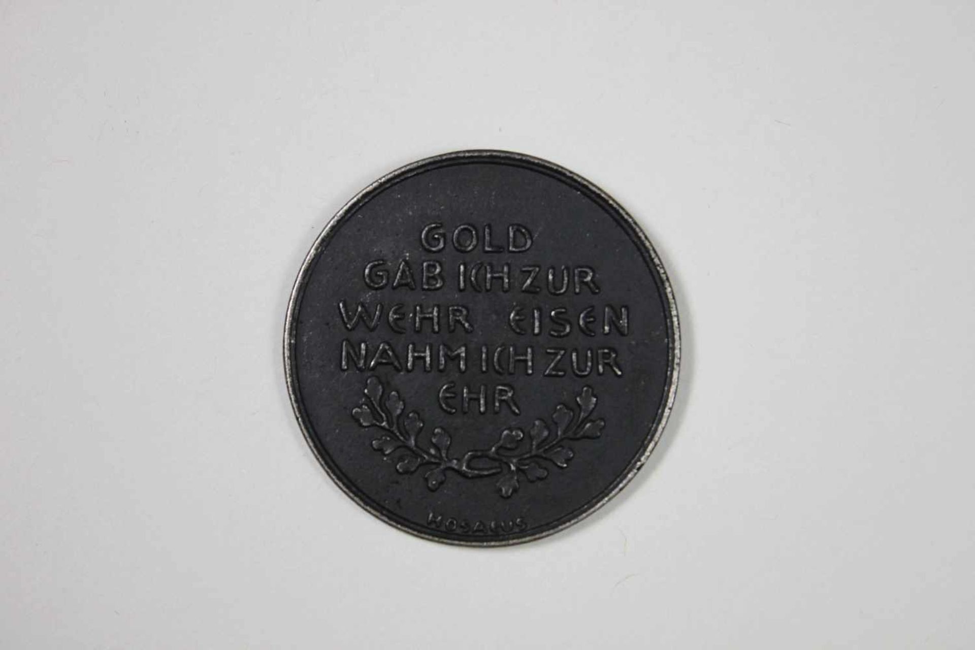 Geschwärzte Medaille: In eiserner Zeit 1916, Rückseite: Gold gab ich zur Wehr Eisen nahm ich zur - Bild 2 aus 2