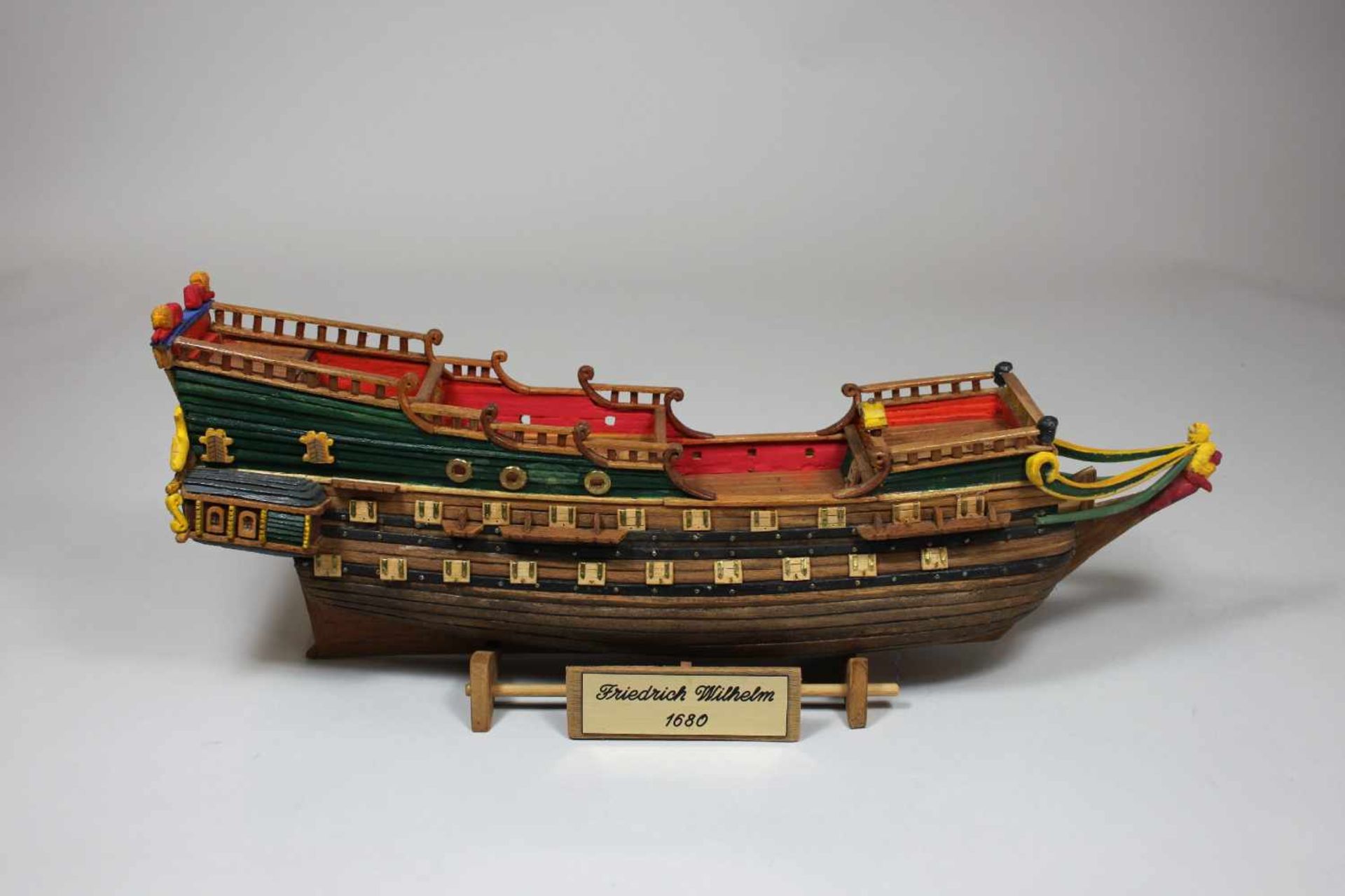 Modellschiff - Friedrich Wilhelm, No. 34, Holz, teilweise farbig gefasst, Maßen ca.: 42 x 17 cm. Aus