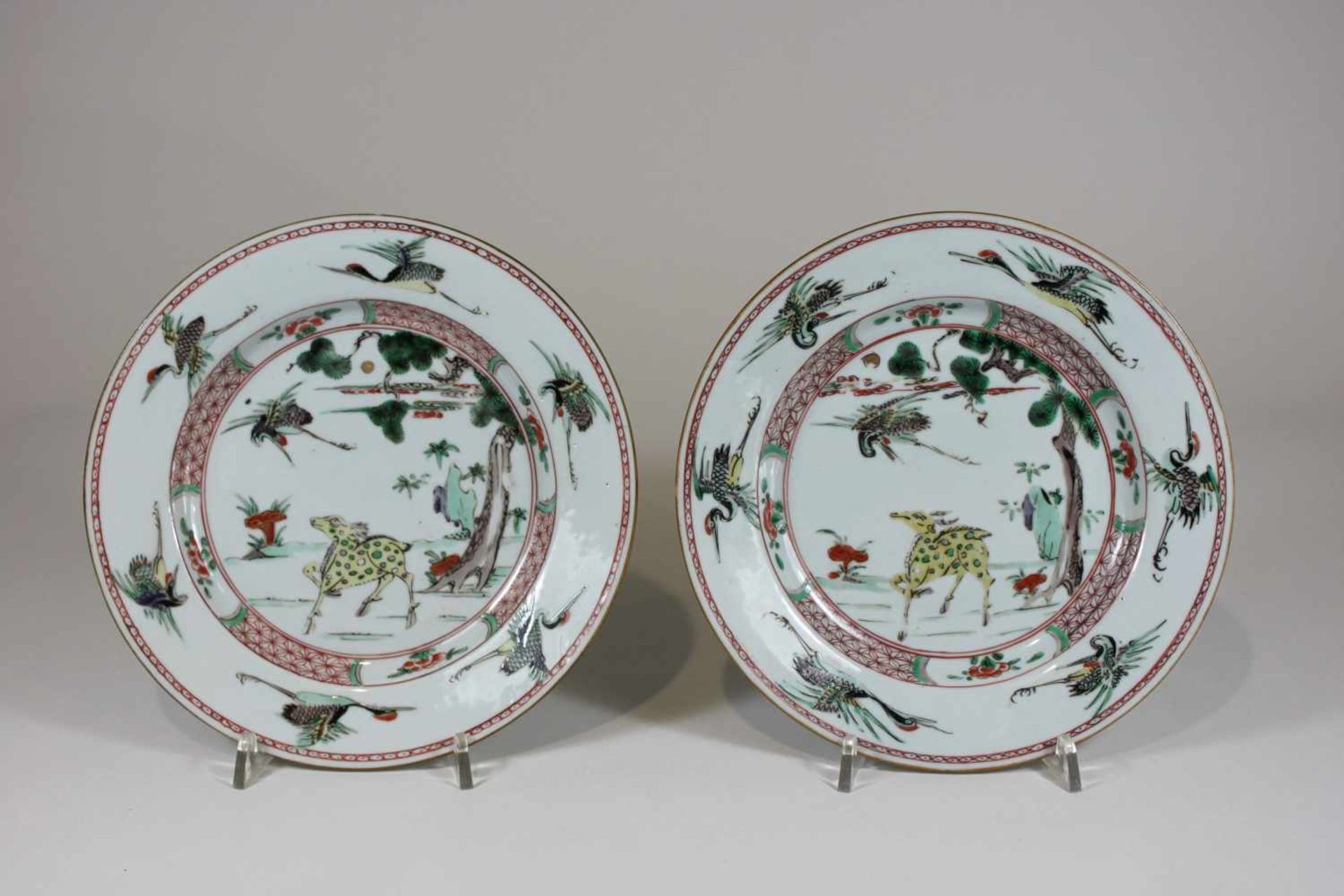 Paar Porzellanteller, China, Dekor in den Farben Familie Verte über der Glasur, Darstellung der