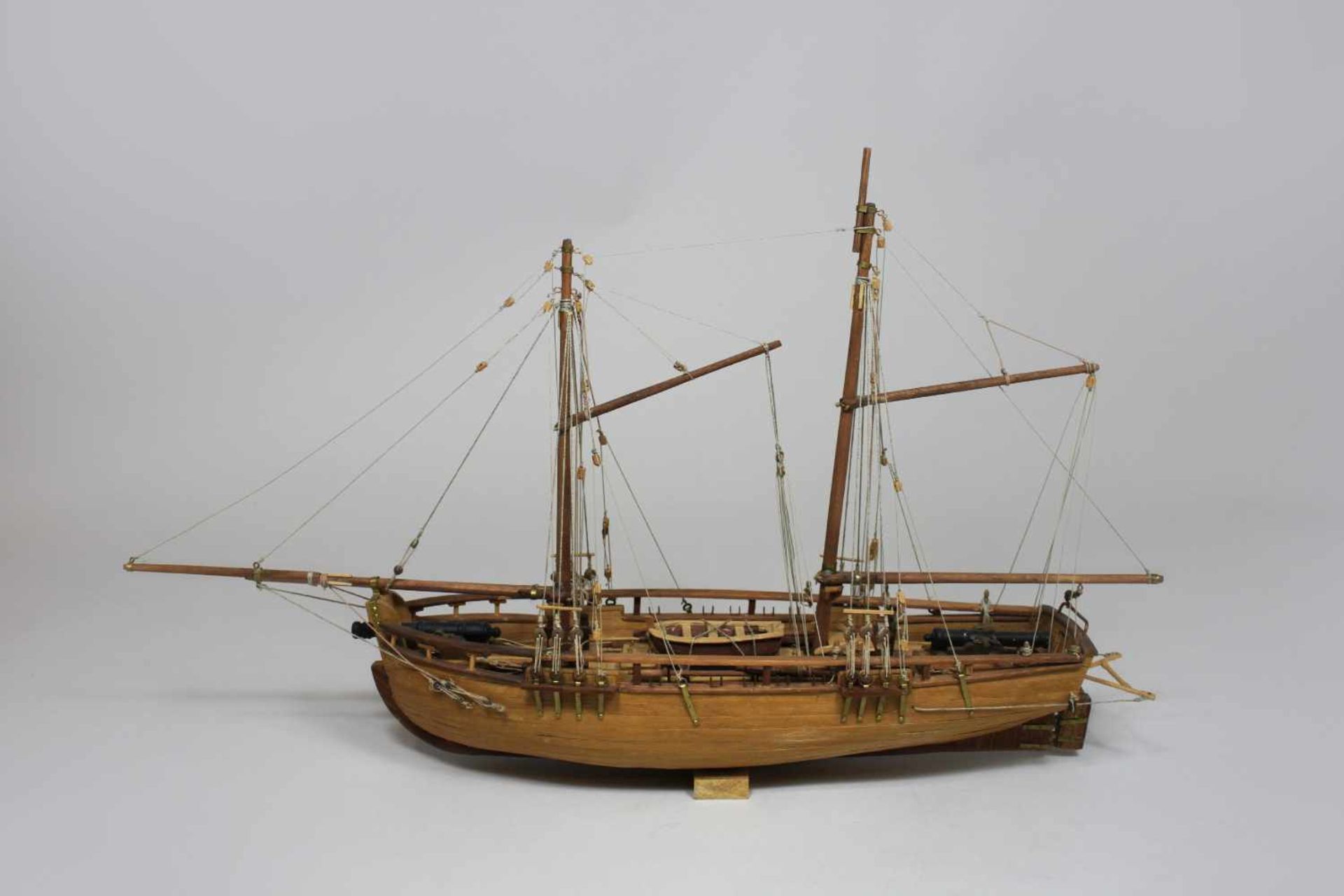 Modellschiff No. 40, Holz, teilweise farbig gefasst, Maßen ca.: 42 x 26 cm. Aus einer Privatsammlung