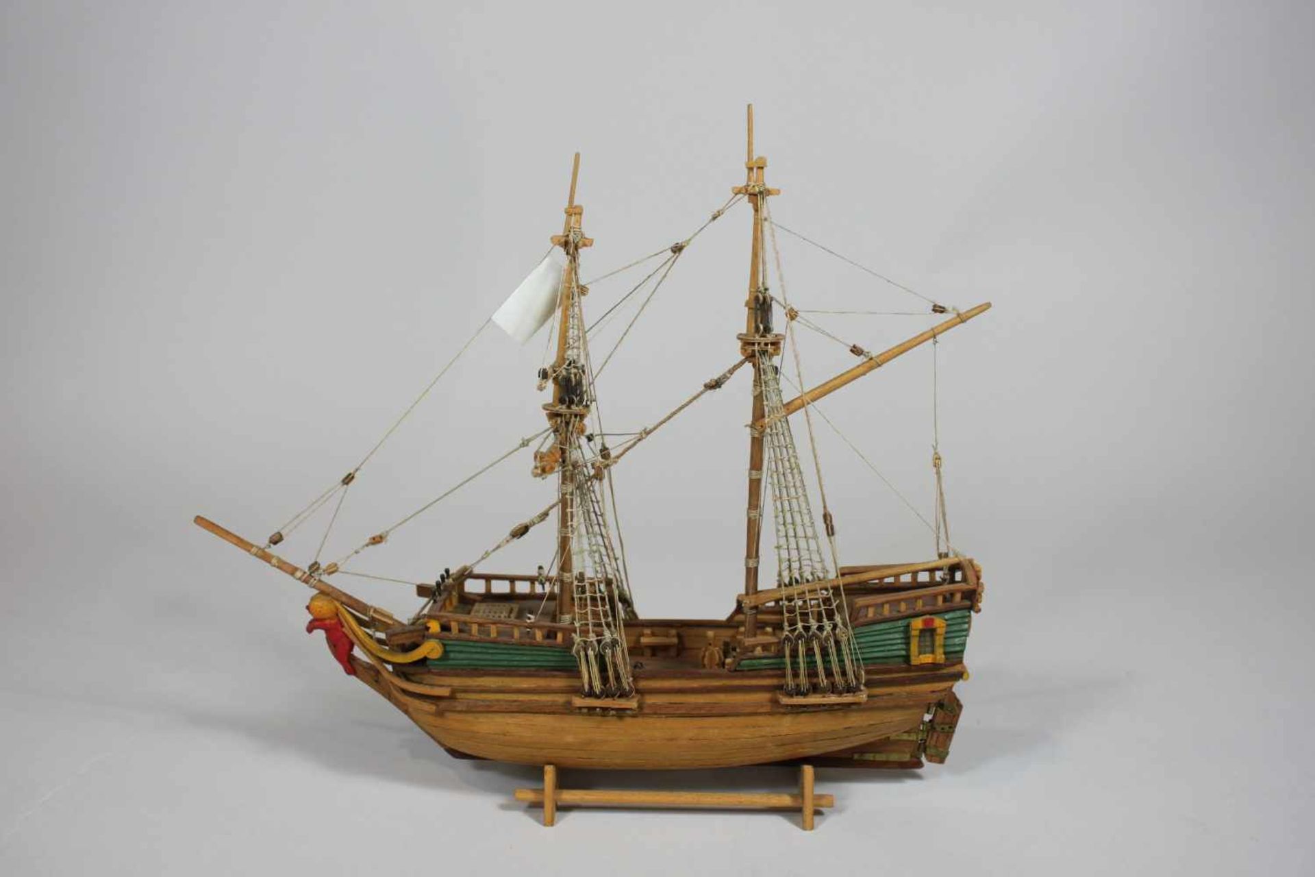 Modellschiff No. 38, Holz, teilweise farbig gefasst, Maßen ca.: 25 x 24 cm. Aus einer Privatsammlung