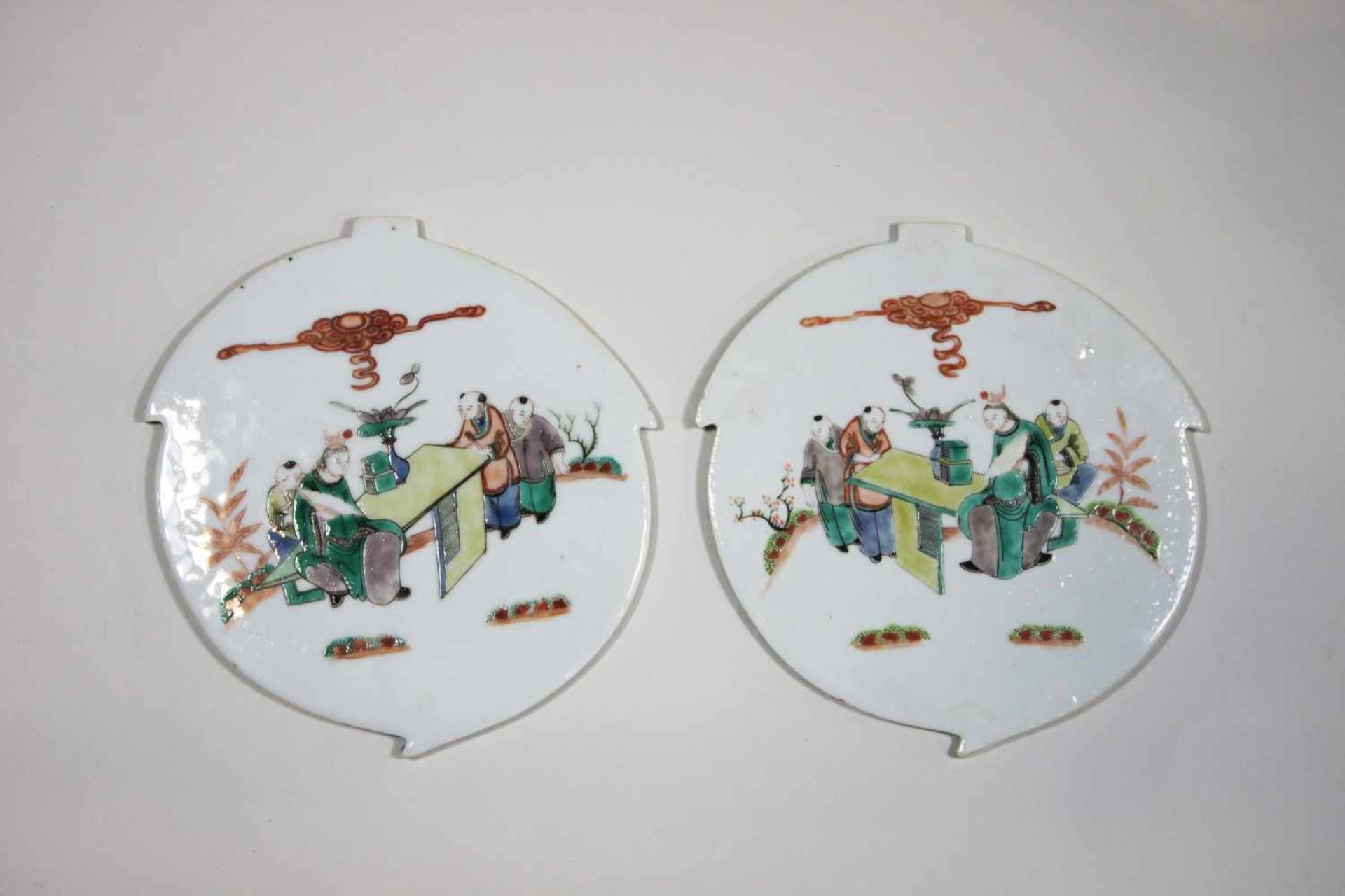 Paar chinesische Kacheln, 19. Jh., Porzellan, in Form eines runden Blattes, jeweils höfische Szene