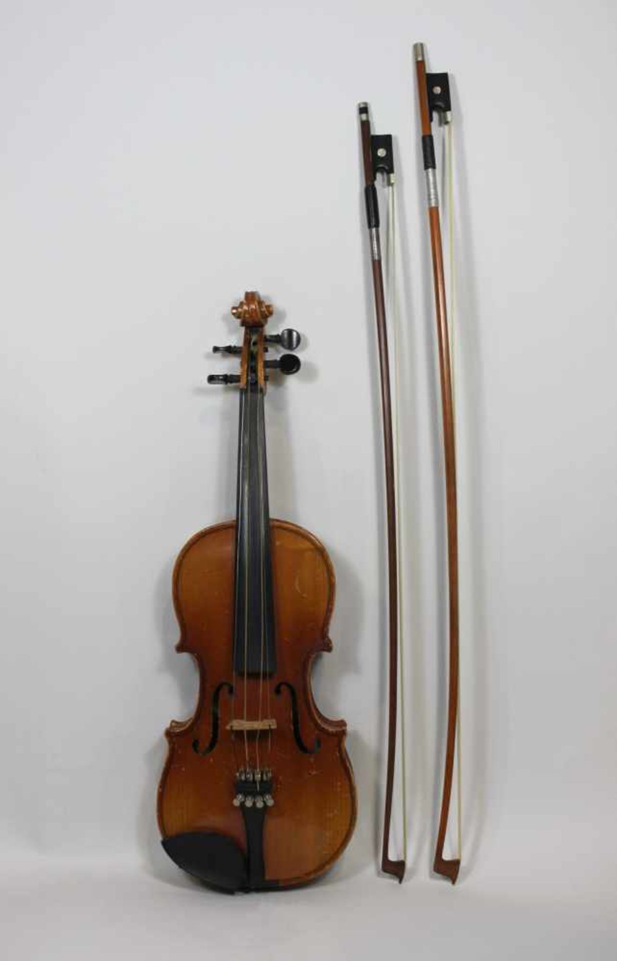 Geige und 2 Bögen im Koffer, Größe: 1/2, Bogen L.: 69 cm, 74 cm, Gebrauchsspuren. - Bild 2 aus 4