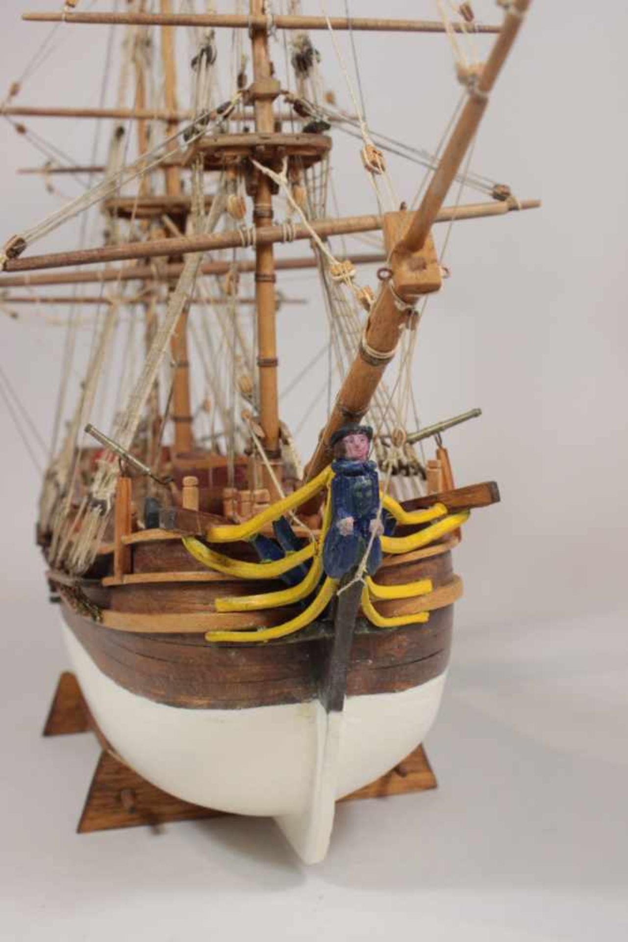 Modellschiff - HMS Bounty, No. 44, Holz, teilweise farbig gefasst, Maßen ca.: 58 x 47 cm. Aus - Bild 2 aus 2