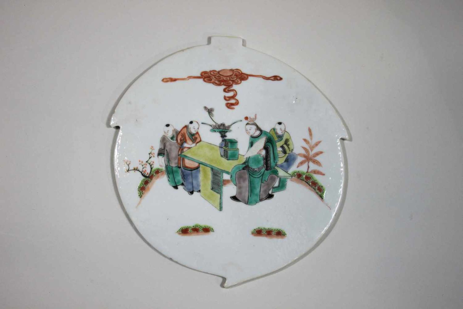 Paar chinesische Kacheln, 19. Jh., Porzellan, in Form eines runden Blattes, jeweils höfische Szene - Bild 2 aus 3