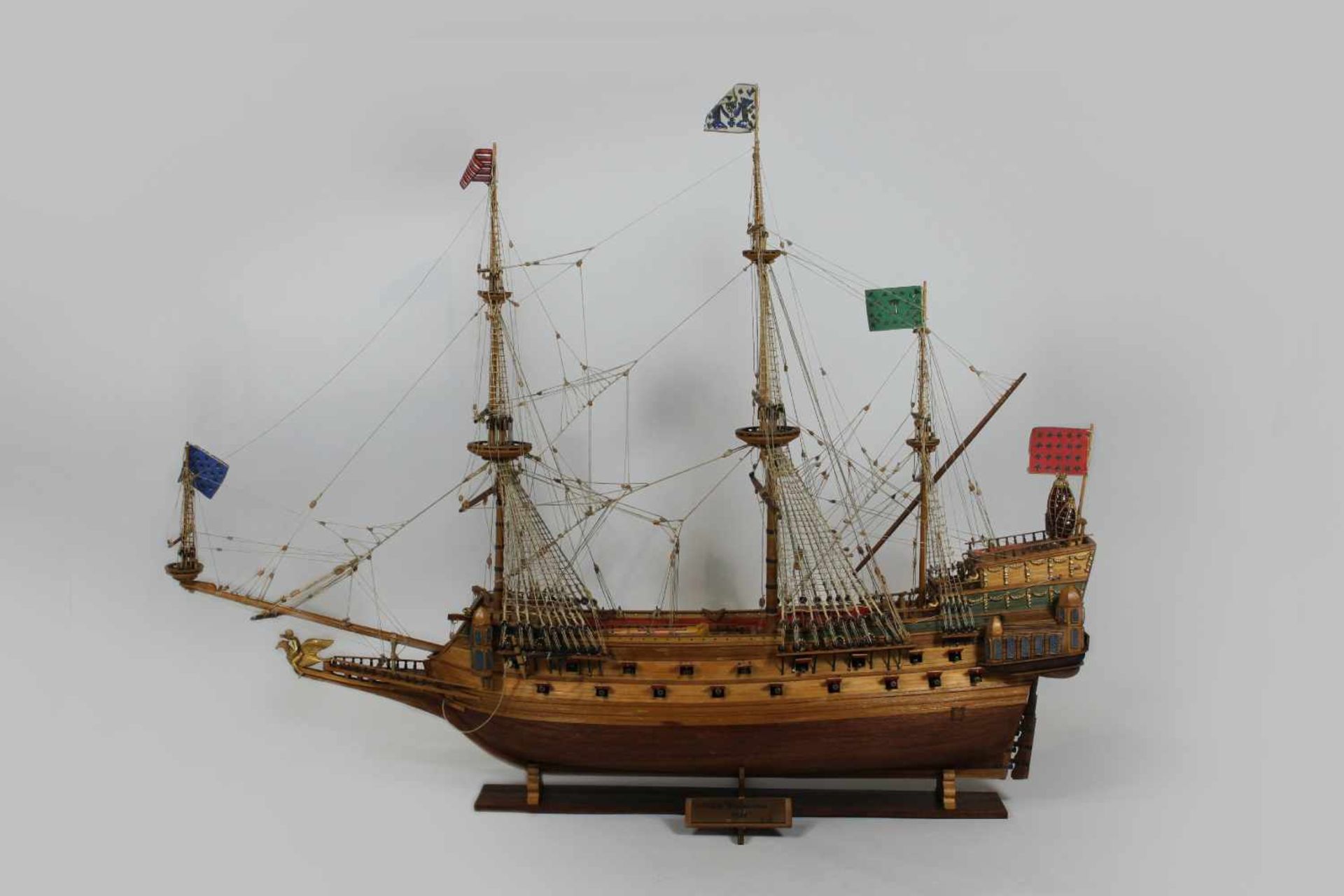 Modellschiff - La Couronne, no. 31, Holz, teilweise farbig gefasst, Maßen ca.: 74 x 65 cm. Aus einer