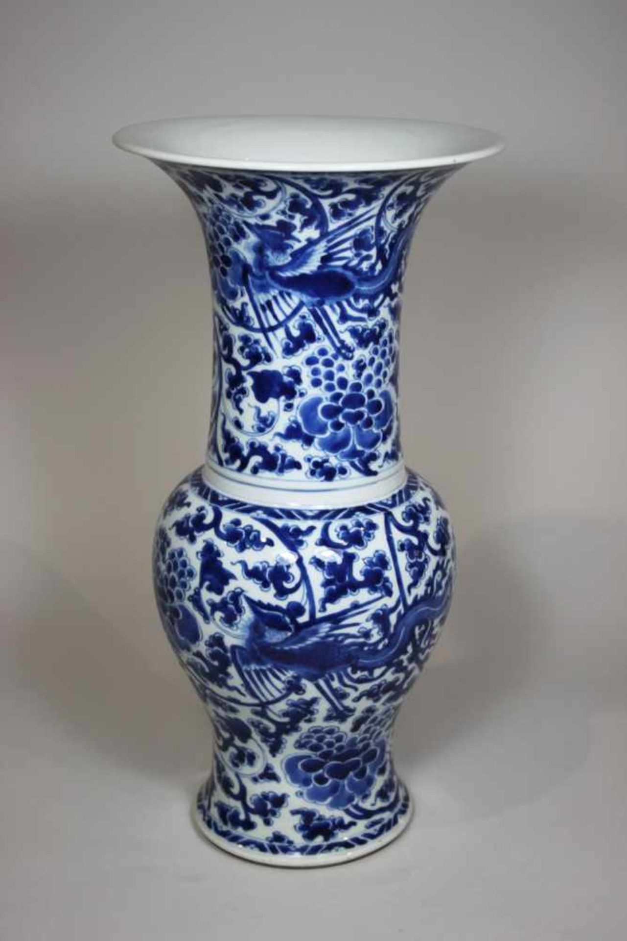 Große Porzellanvase, 18 Jh., blau-weißes florales Dekor und Phönix Motiv, Epoche Kangxi (1662 -