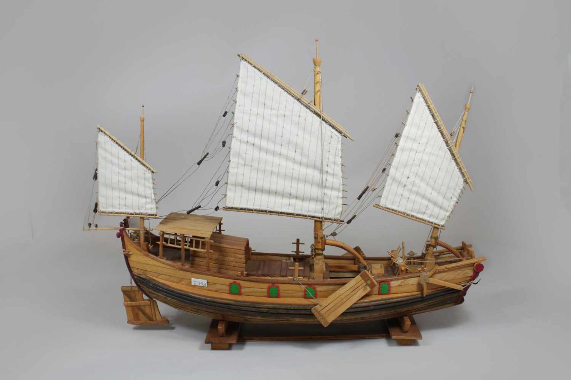 Modellschiff No. 1, Holz, teilweise farbig gefasst, Maßen ca.: 54 x 46 cm. Aus einer