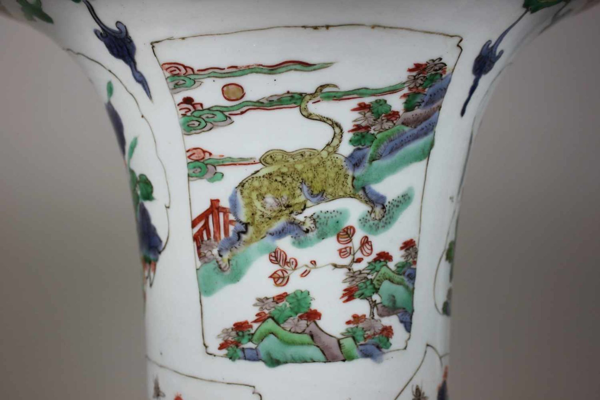 Porzellanvase in Gu-Form, China, aus Kin-te-tschen, Epoche Kangxi (1662 - 1722), bemalt in den - Bild 5 aus 5