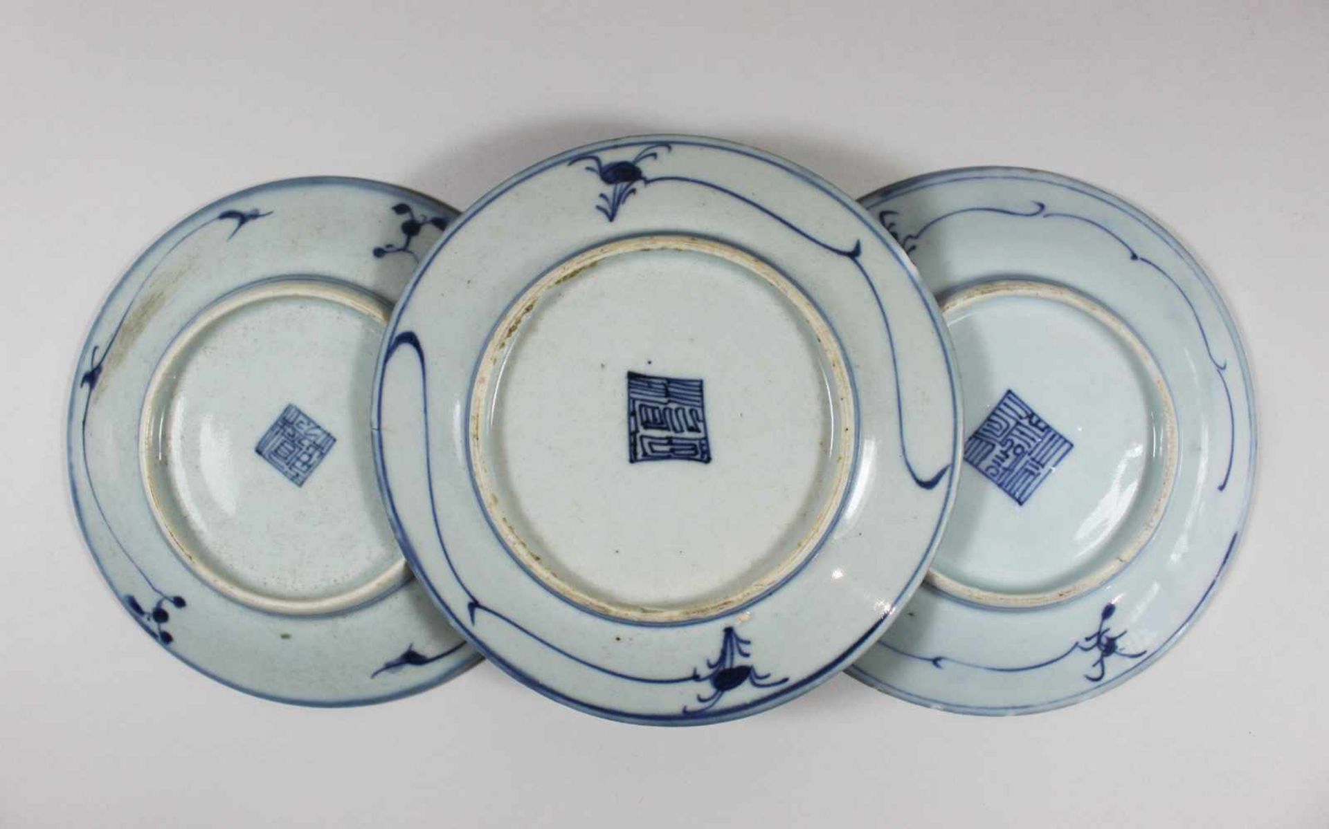 Drei Teller, China, blaue Marken unter Glasur, mit blauen Blumen verziert, D.: 15 cm, Chips am - Bild 2 aus 2