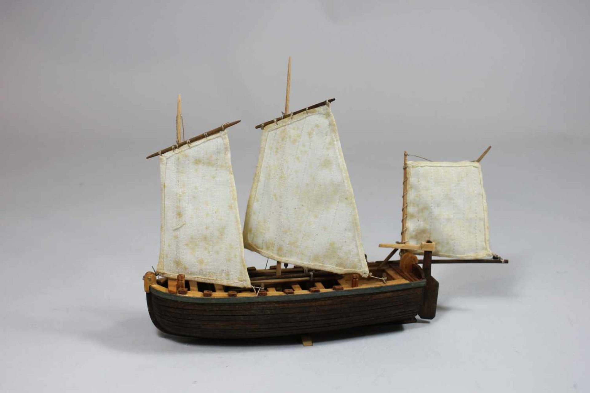 Modellschiff No. 27, Holz, teilweise farbig gefasst, Maßen ca.: 22 x 17 cm. Aus einer Privatsammlung