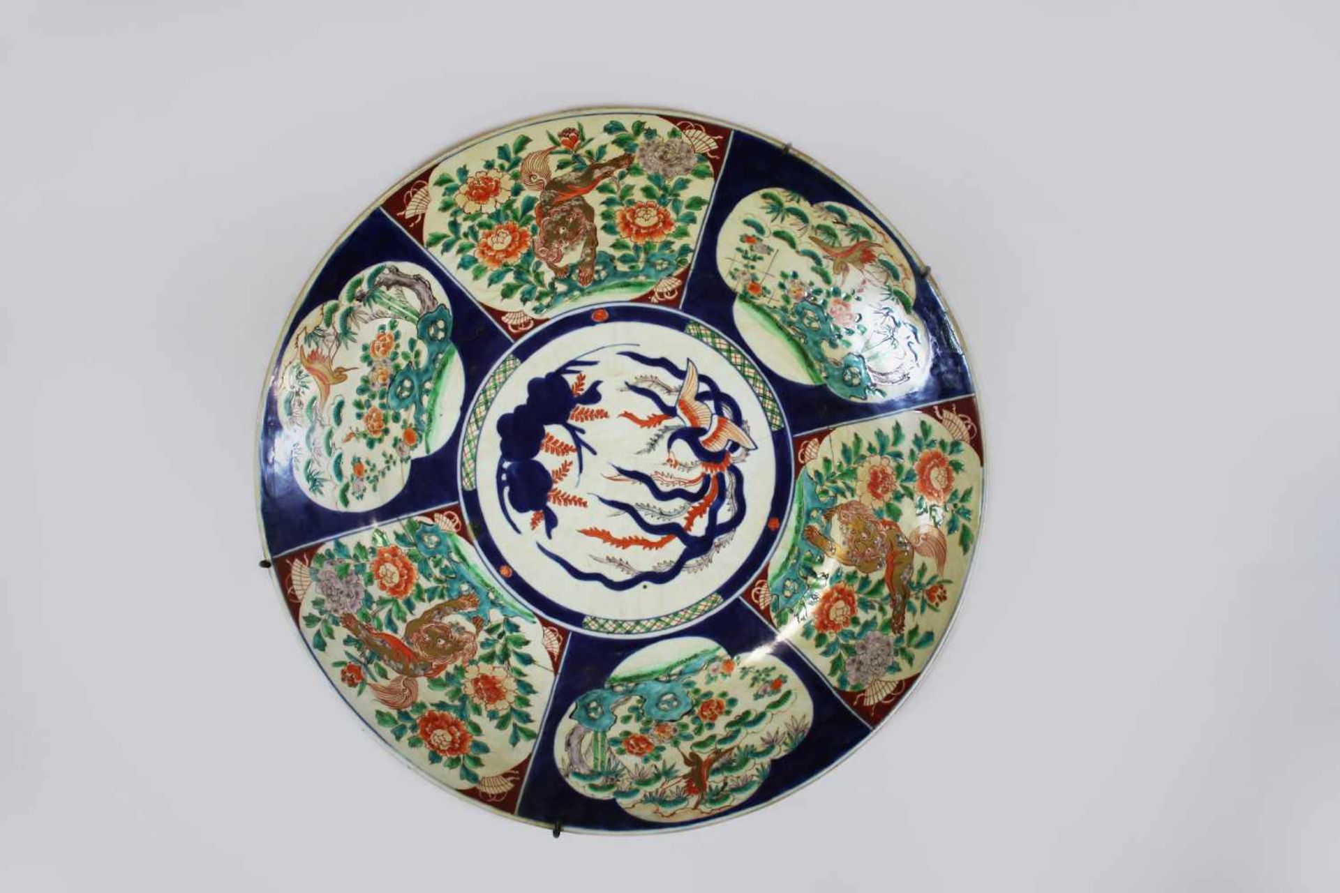 Großer Imari Porzellanteller, China, polychrom bemalt, Fu-Hund und Vogel Motiv, floraler Dekor