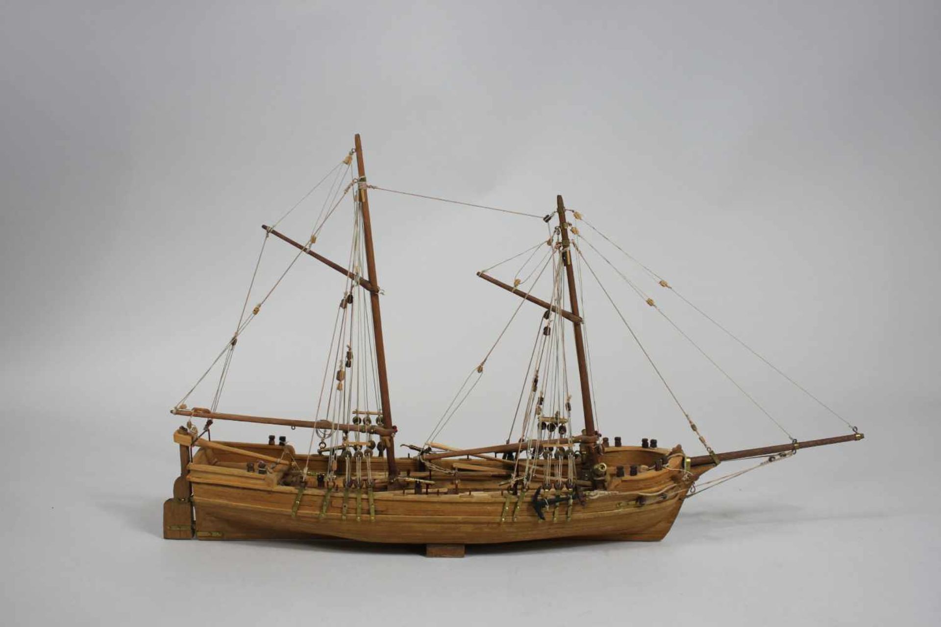 Modellschiff No. 41, Holz, teilweise farbig gefasst, Maßen ca.: 40 x 24 cm. Aus einer Privatsammlung