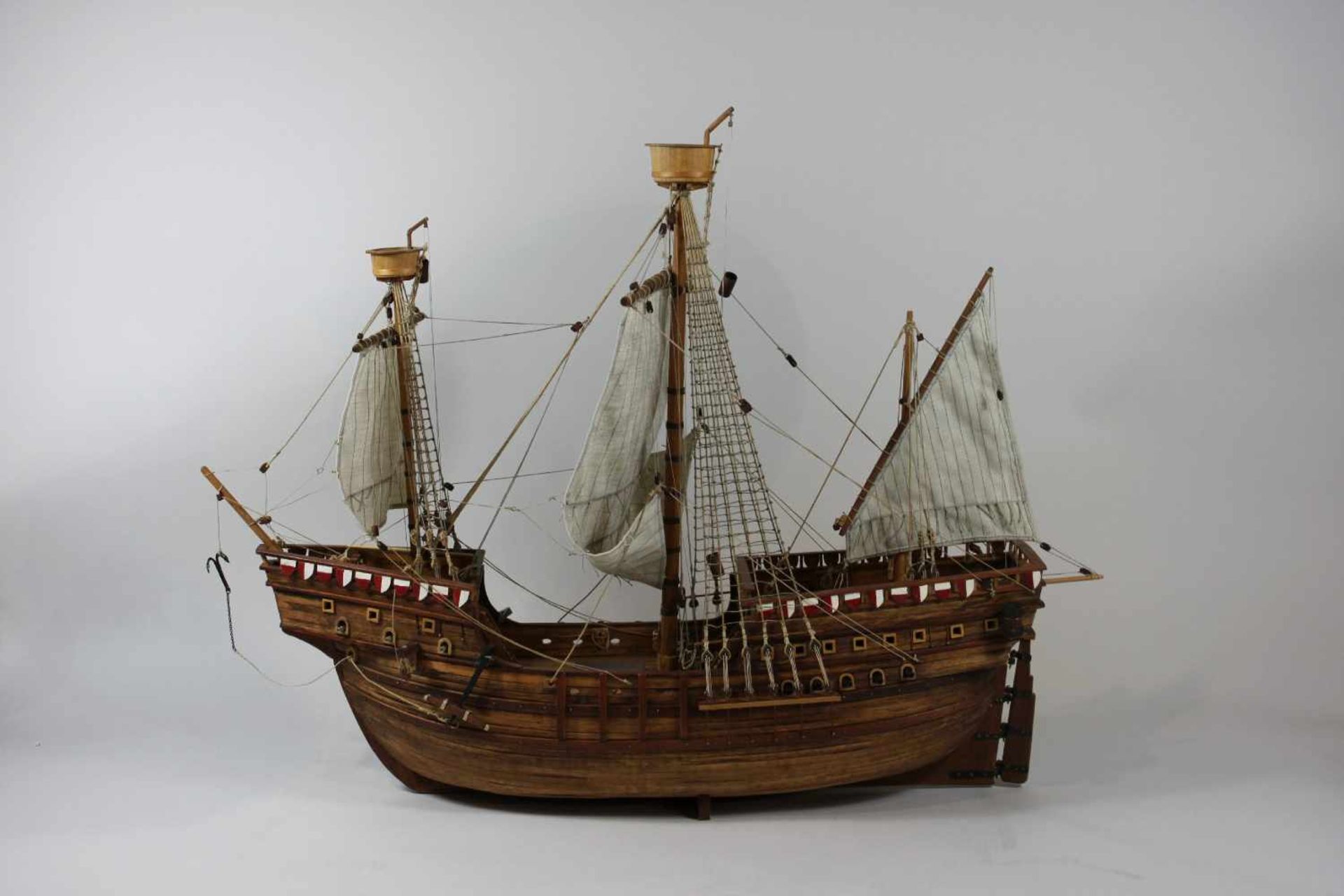 Modellschiff No. 29, Holz, teilweise farbig gefasst, Maßen ca.: 56 x 50 cm. Aus einer Privatsammlung