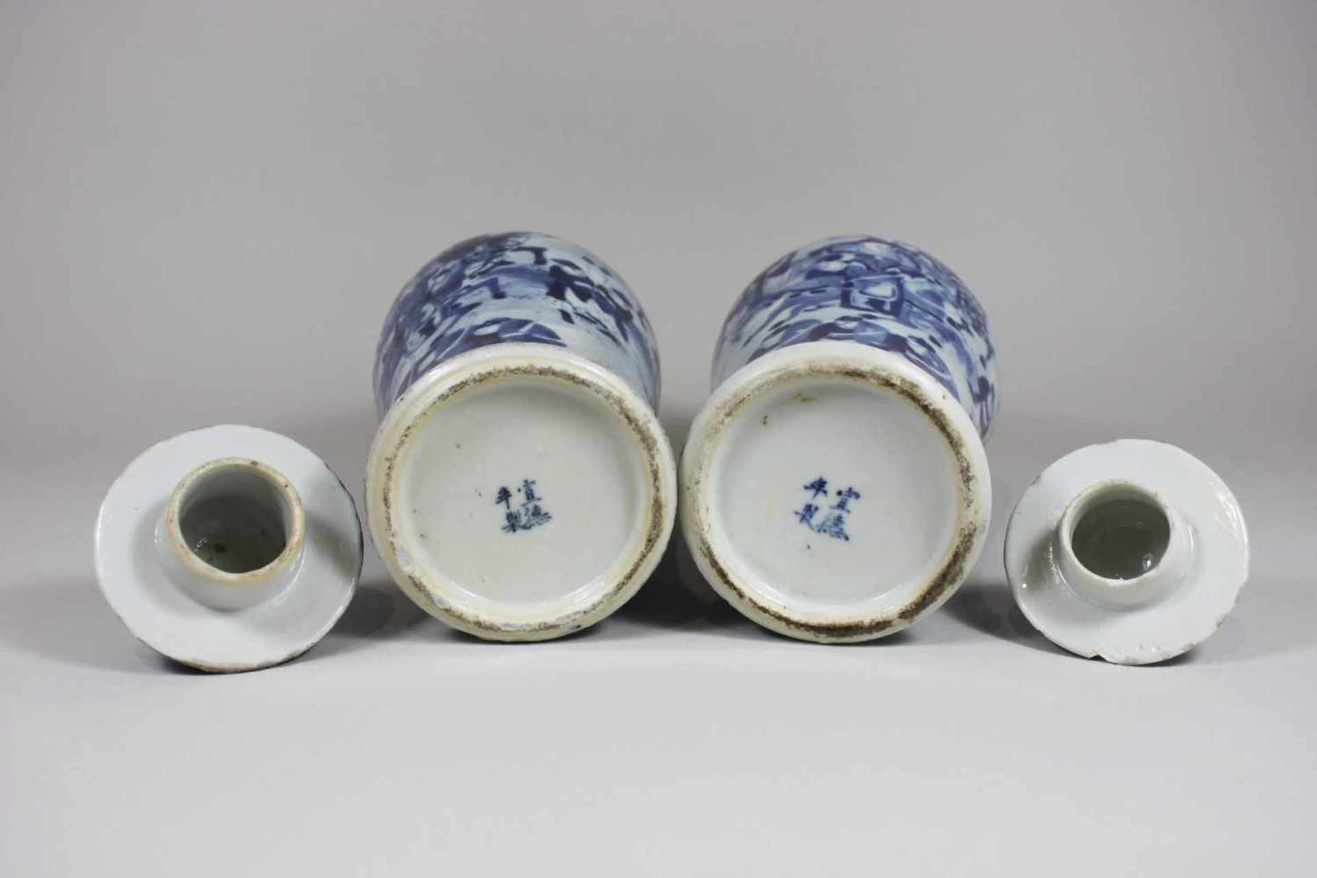 Paar Vasen, Porzellan, China, 18./19. Jh., Yongzheng, amphorenförmiger Korpus auf breitem Stand, - Bild 6 aus 6