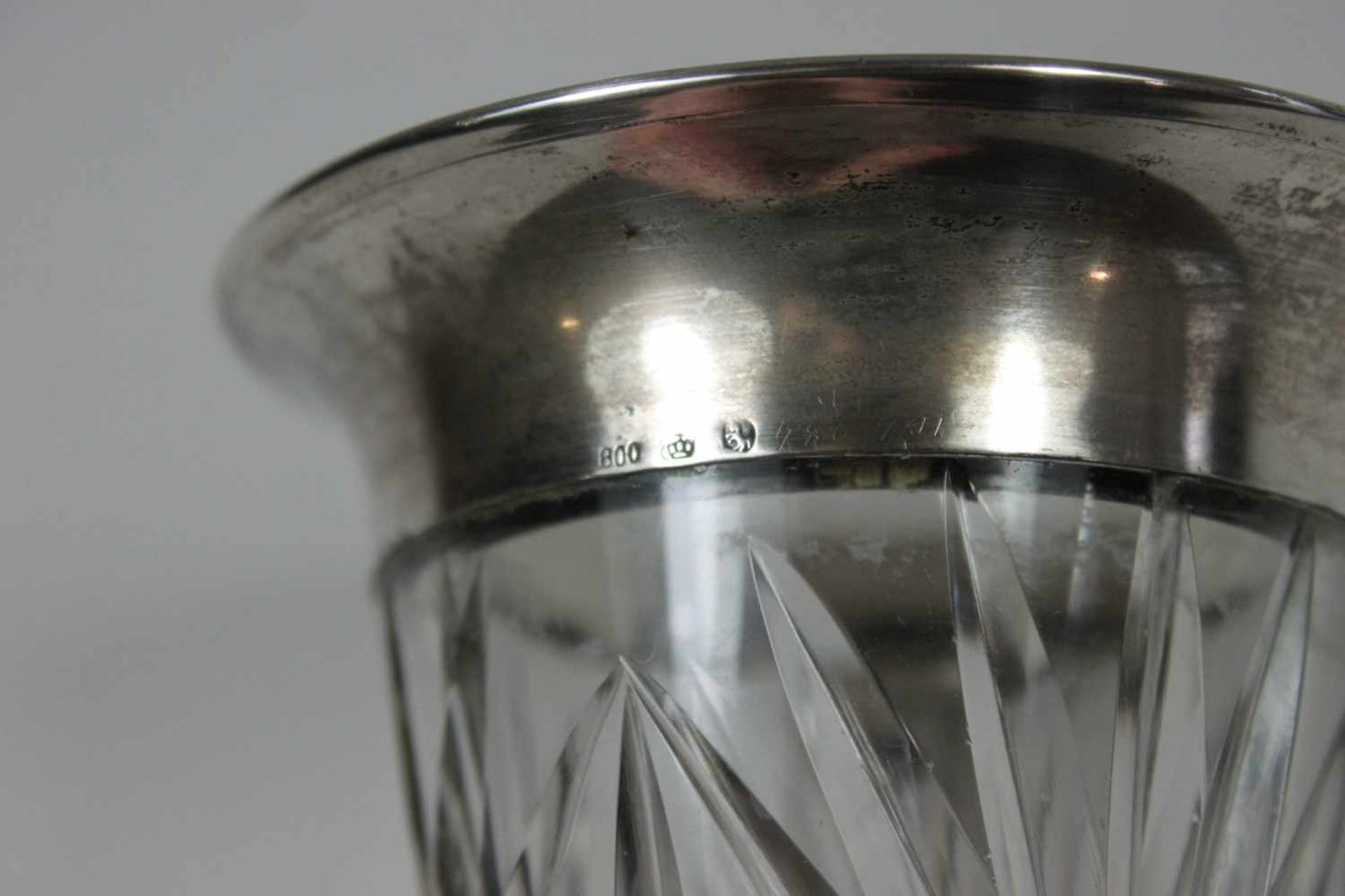 Kristallvase mit Silbermontierung, wohl Lübeck, farbloses geschliffenes Bleikristall, Silber - Bild 2 aus 2