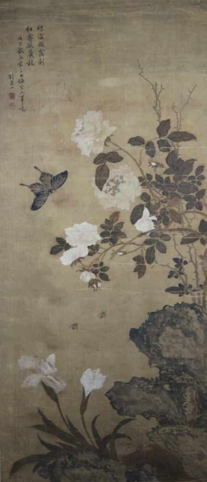 Chinesische Rollbild, Darstellung mit Rosen Iris und Insekten, Aquarell a. Seide, Lichtmaße: 91 x 39 - Bild 2 aus 3
