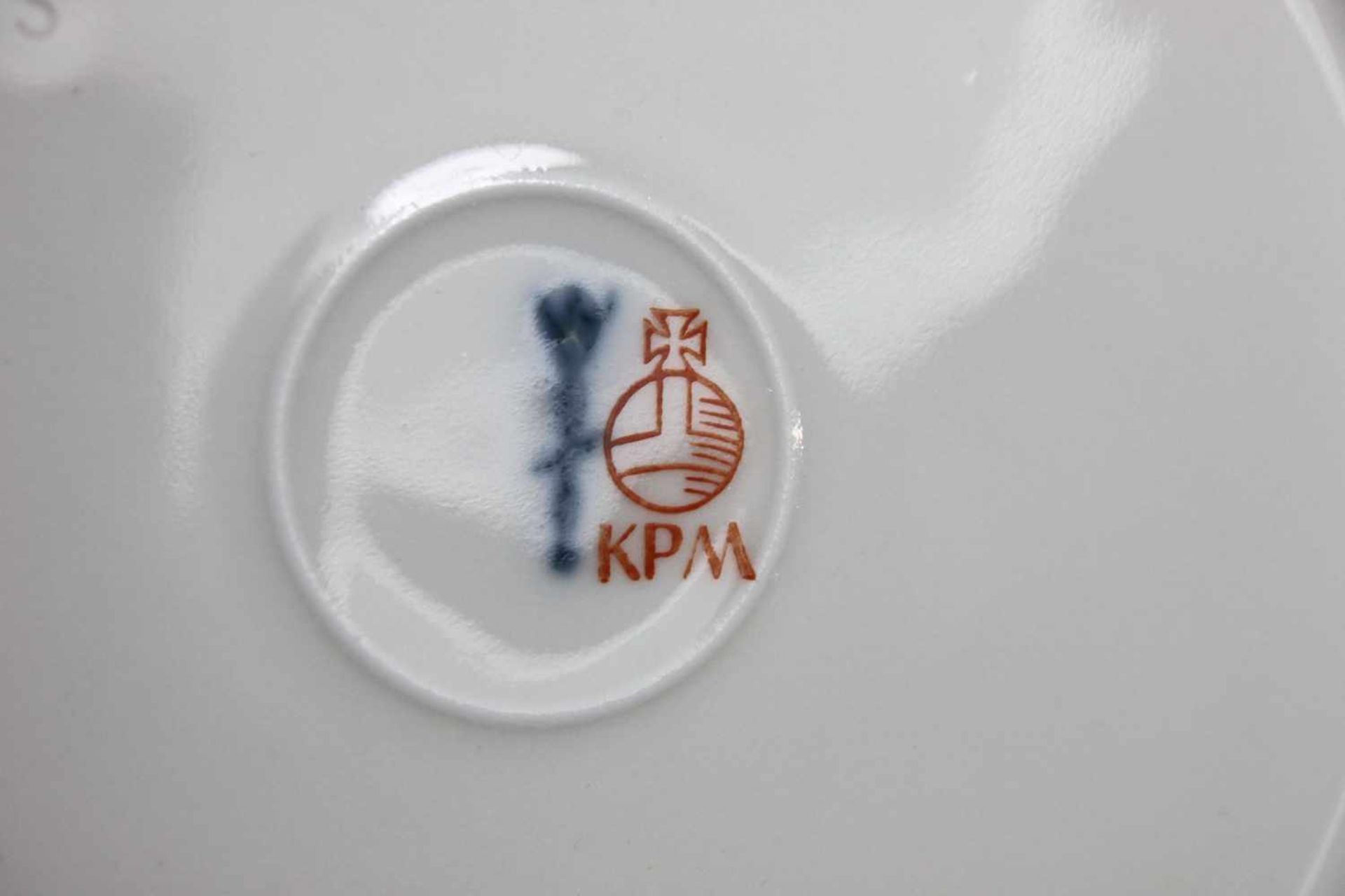 Fünf Dessertteller, KPM, I. Wahl, blaue Zeptermarke unter Glasur und roter Reichsapfel auf Glasur, - Bild 3 aus 3