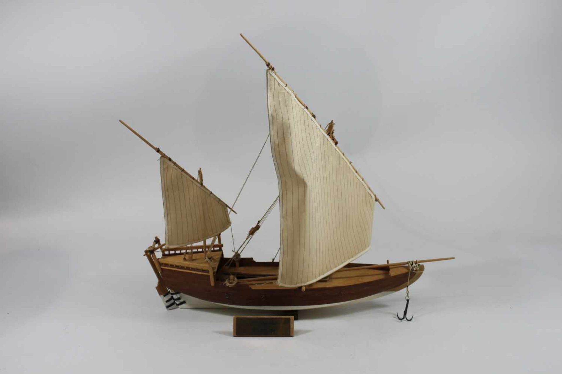 Modellschiff No. 26, Holz, teilweise farbig gefasst, Maßen ca.: 42 x 45 cm. Aus einer Privatsammlung