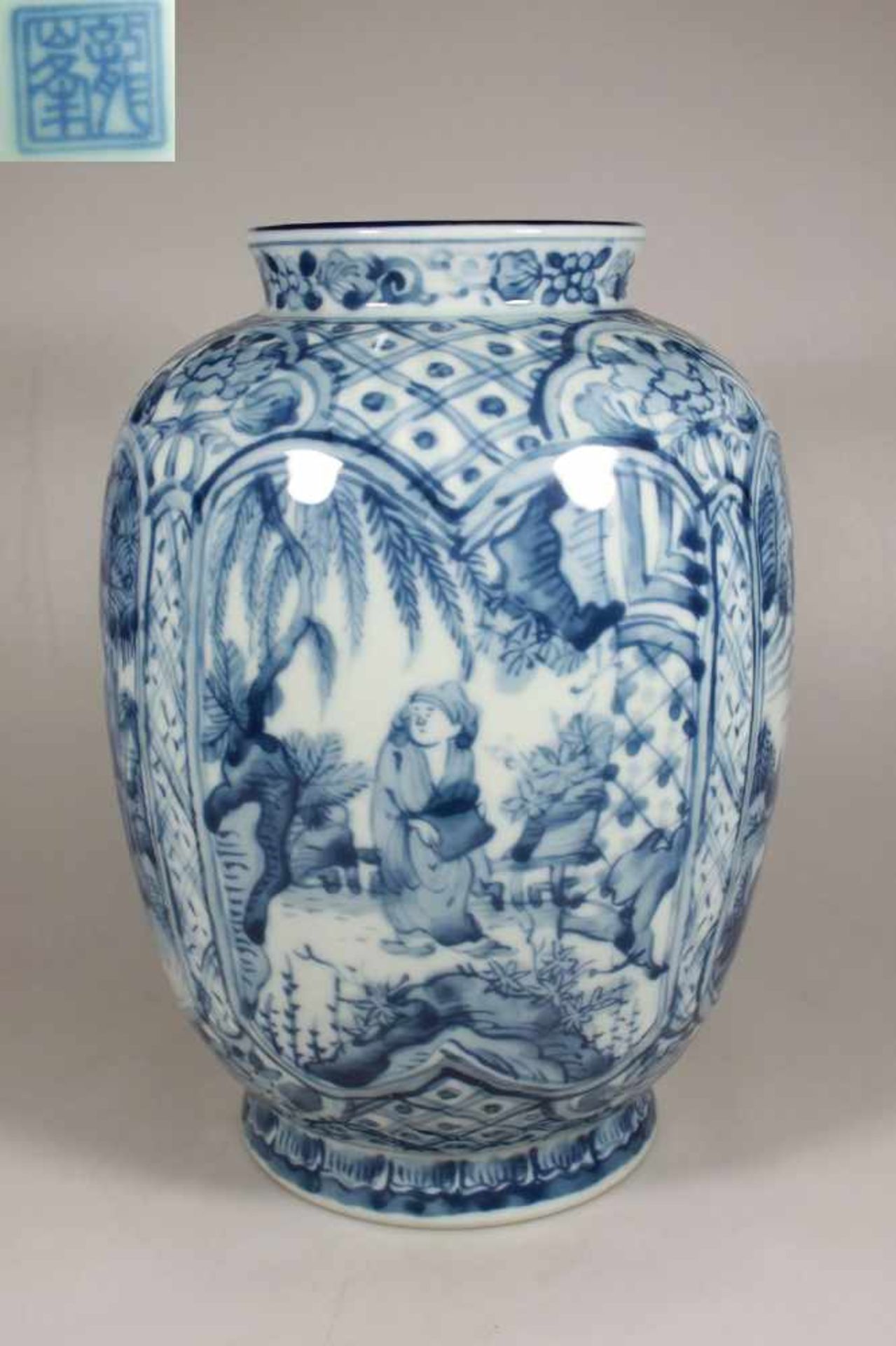 Vase, Kang Xi, blaue Marke unter Glasur, Blau/Weiß, Medaillons mit figürlichen Szene in einer