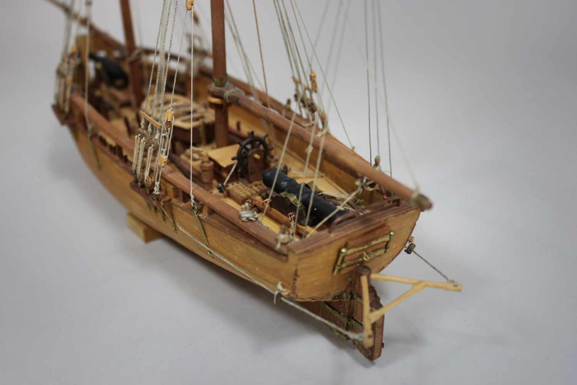 Modellschiff No. 40, Holz, teilweise farbig gefasst, Maßen ca.: 42 x 26 cm. Aus einer Privatsammlung - Bild 2 aus 2