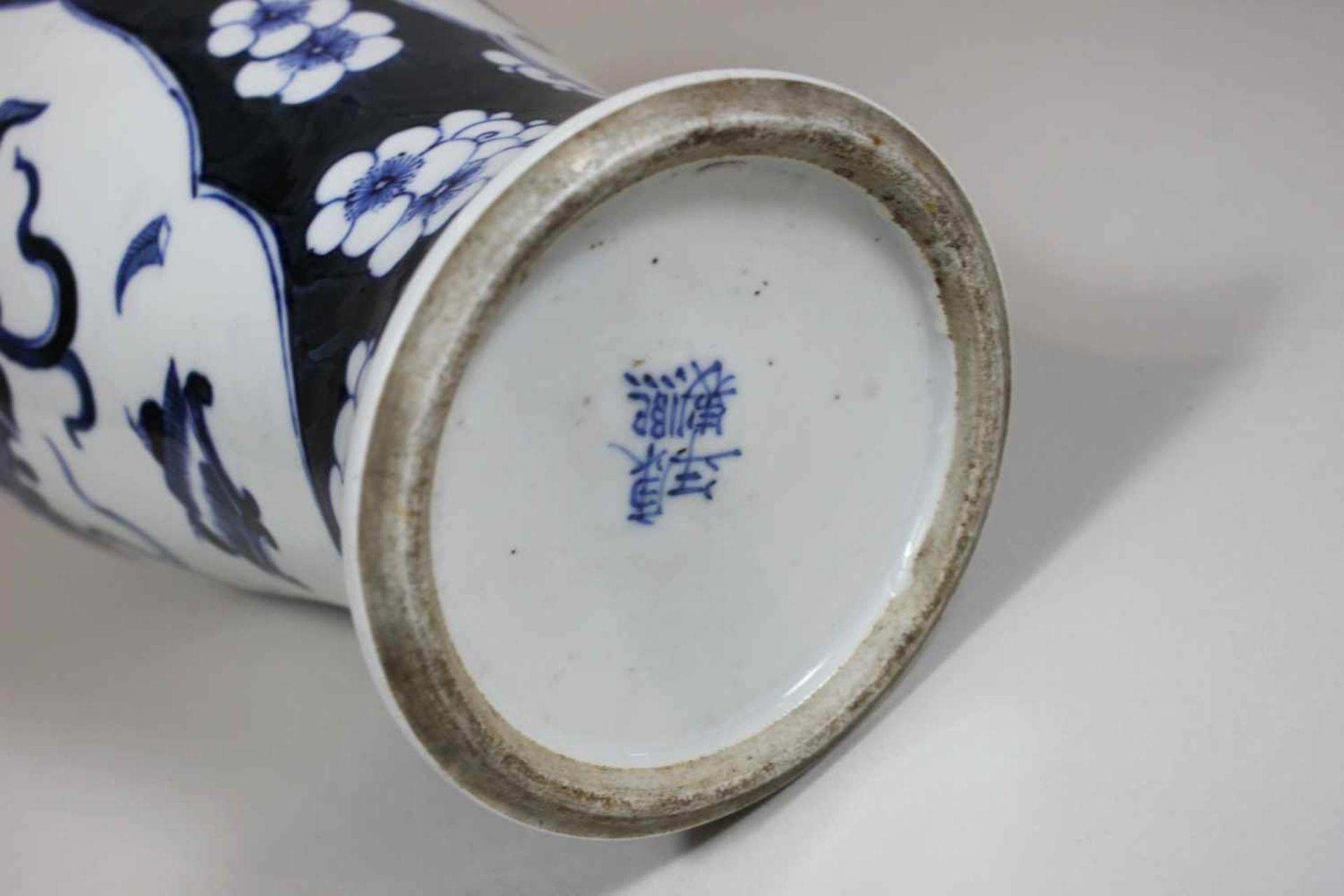 Porzellanvase, China, Blaudekor, blaue Kangxi Marke unter Glasur am Boden, 19. Jh. H.: 32 cm. - Bild 2 aus 2