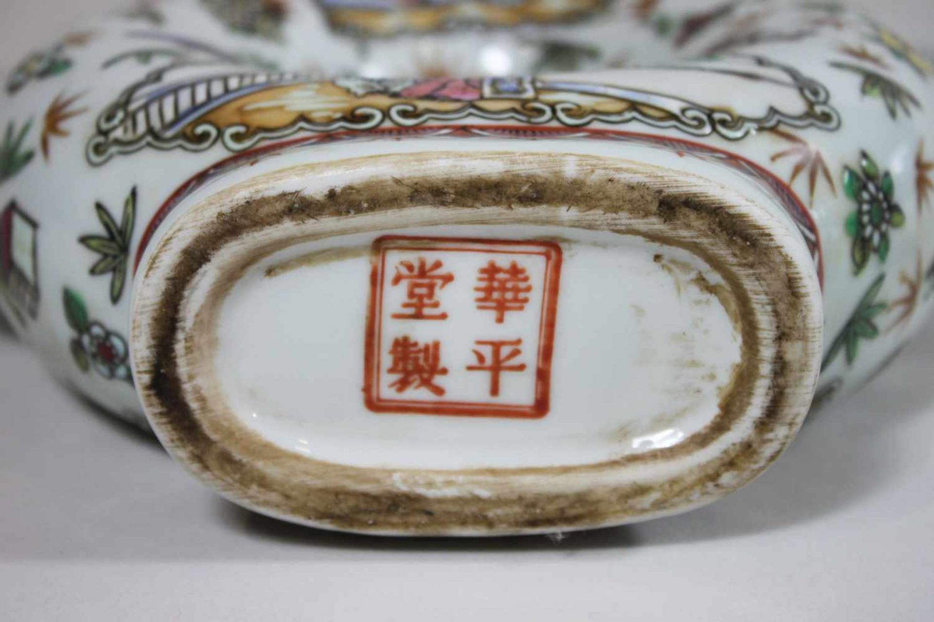 Ringkanne mit Deckel, China, höfische Szenen in den Farben Familie Rose, floraler Dekor, rote - Bild 3 aus 4