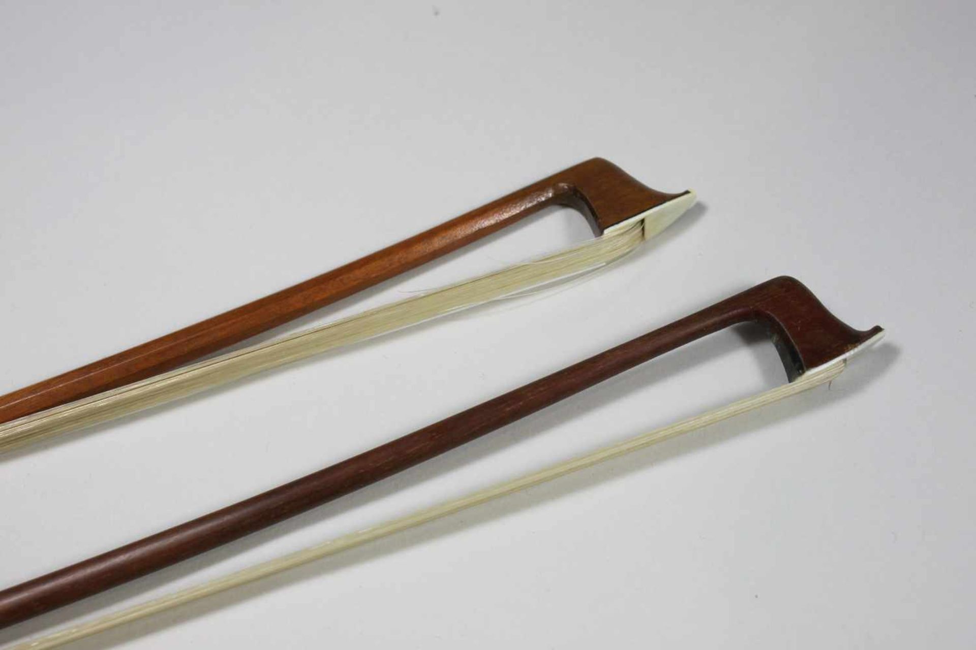 Geige und 2 Bögen im Koffer, Größe: 1/2, Bogen L.: 69 cm, 74 cm, Gebrauchsspuren. - Bild 4 aus 4