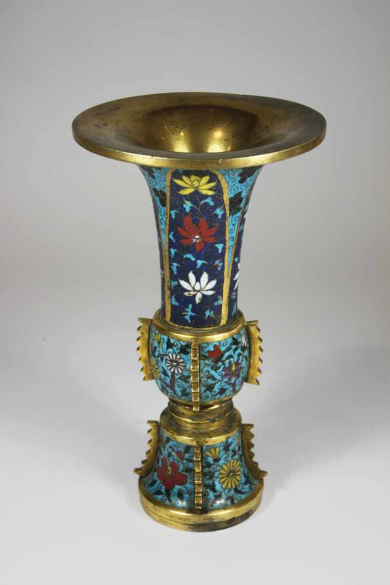 Cloisonne Vase in Gu-Form, Messing, Kangxi Periode (1662-1722), Palastmarke des Kaisers am Boden.