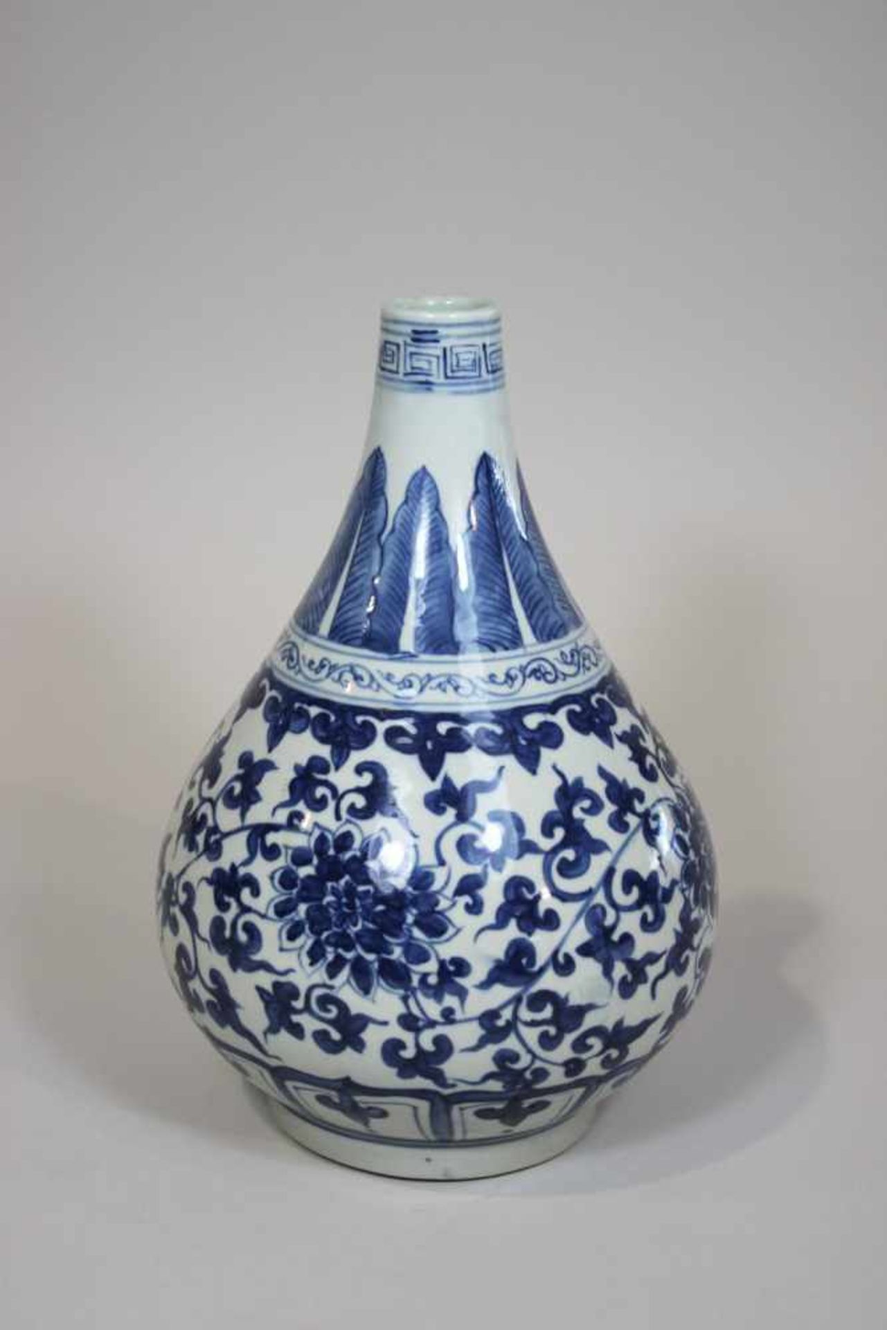 Porzellanvase mit floralem Blaudekor, China, blaue Yongzheng (1723-1735) Marke unter Glasur am