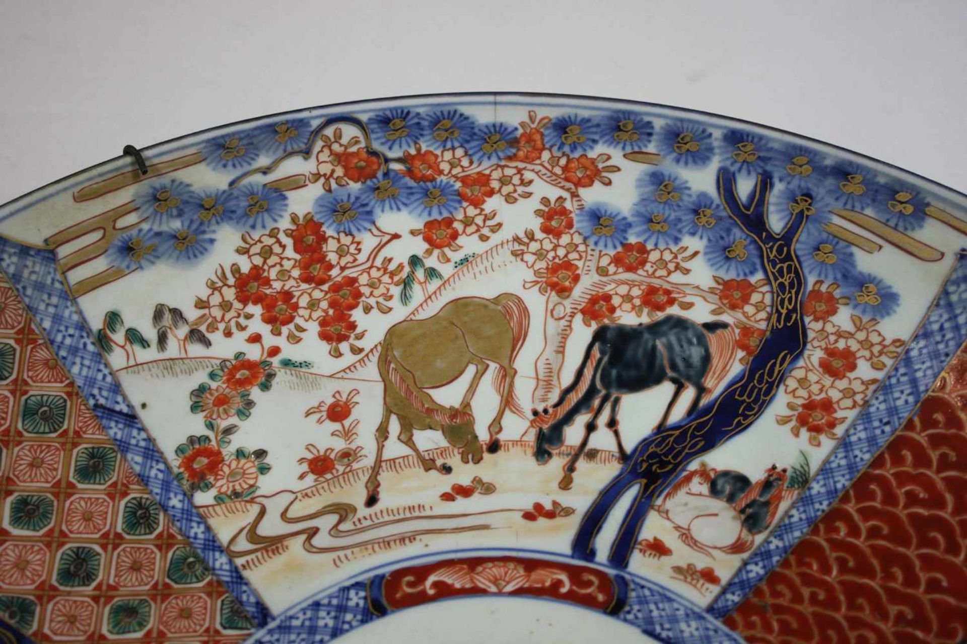 Großer Porzellanteller, Japan, polychrome und goldene Bemalung, Pferde in der Natur, florales und - Bild 2 aus 3
