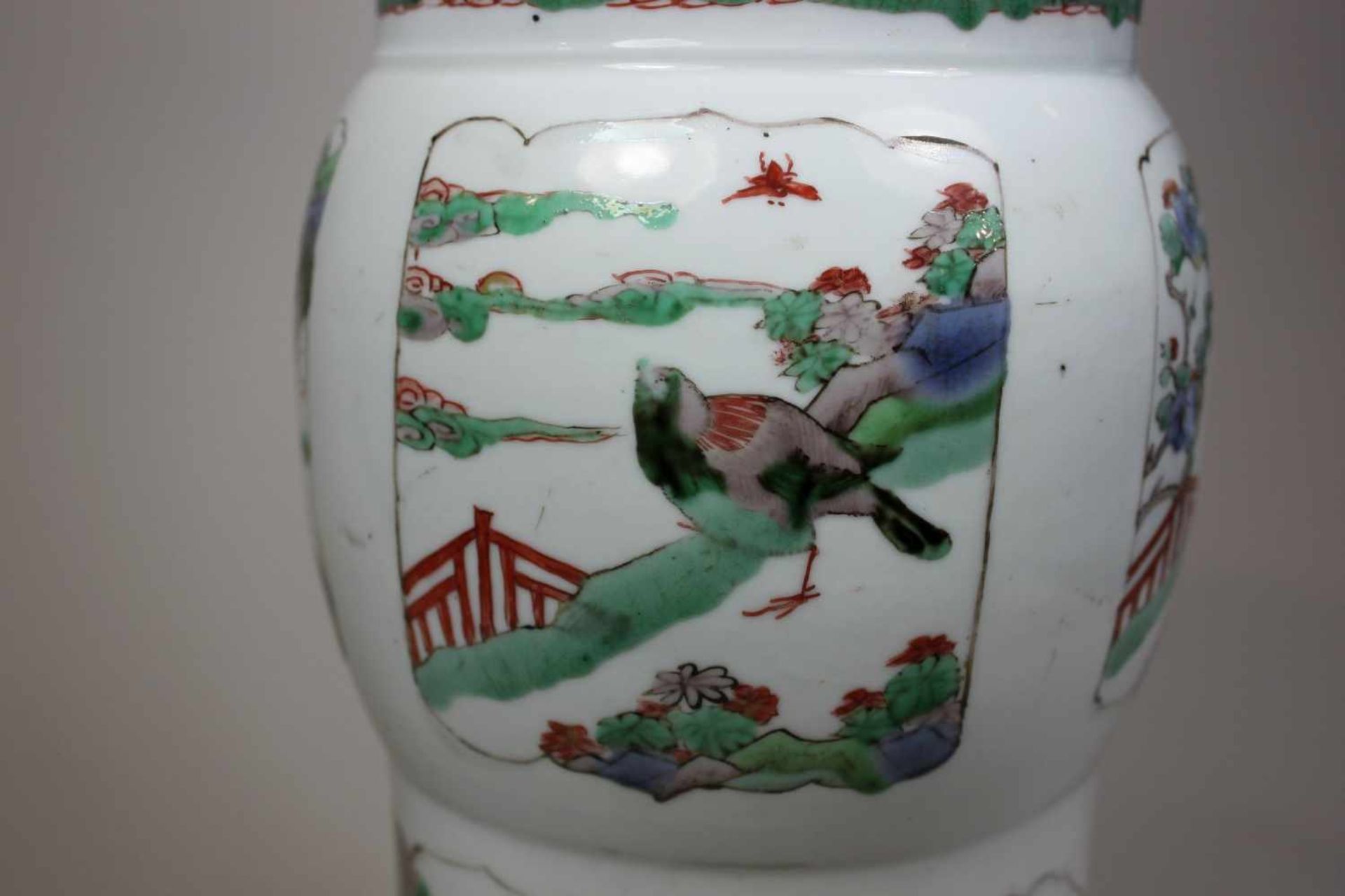 Porzellanvase in Gu-Form, China, aus Kin-te-tschen, Epoche Kangxi (1662 - 1722), bemalt in den - Bild 4 aus 5