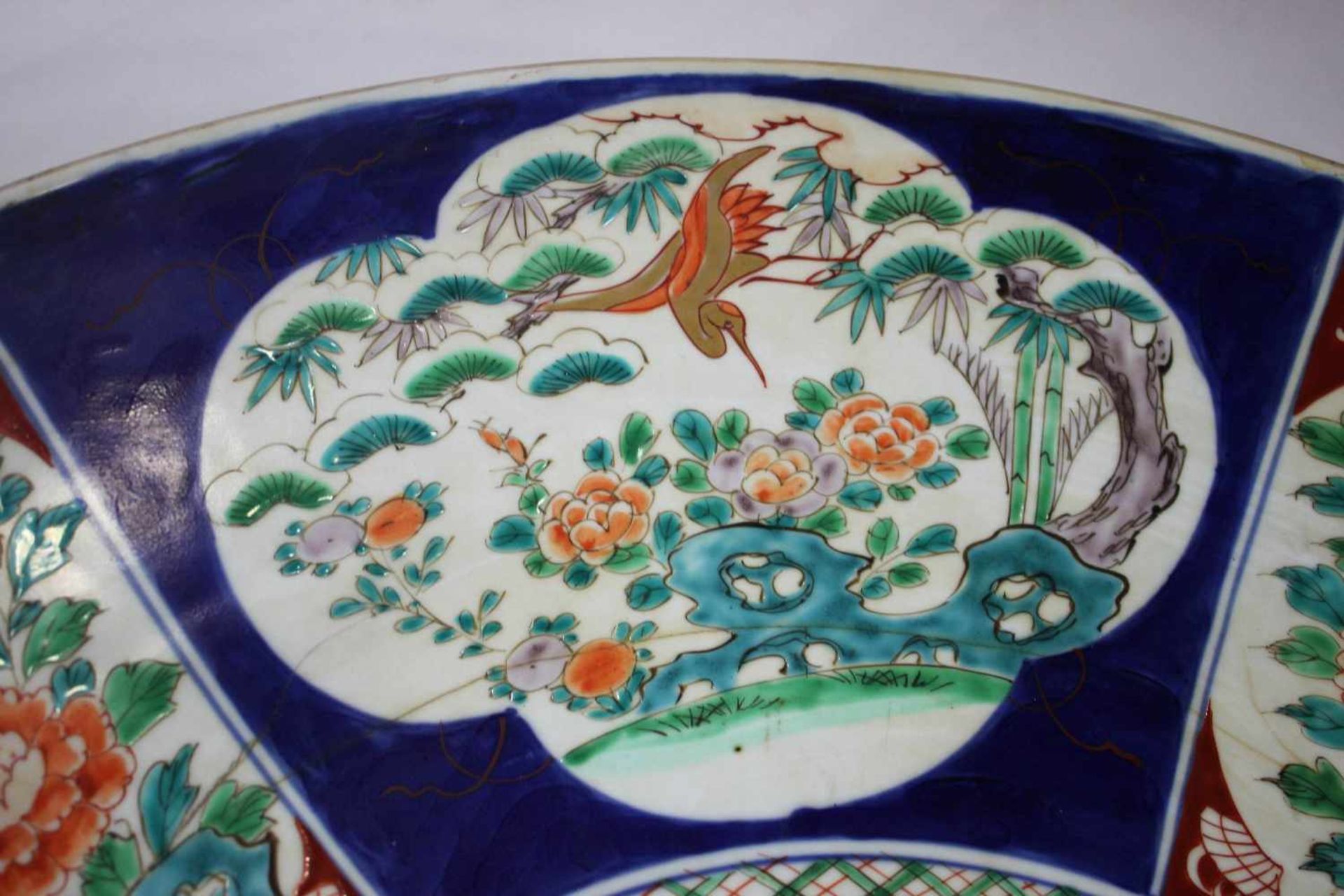Großer Imari Porzellanteller, China, polychrom bemalt, Fu-Hund und Vogel Motiv, floraler Dekor - Bild 3 aus 3