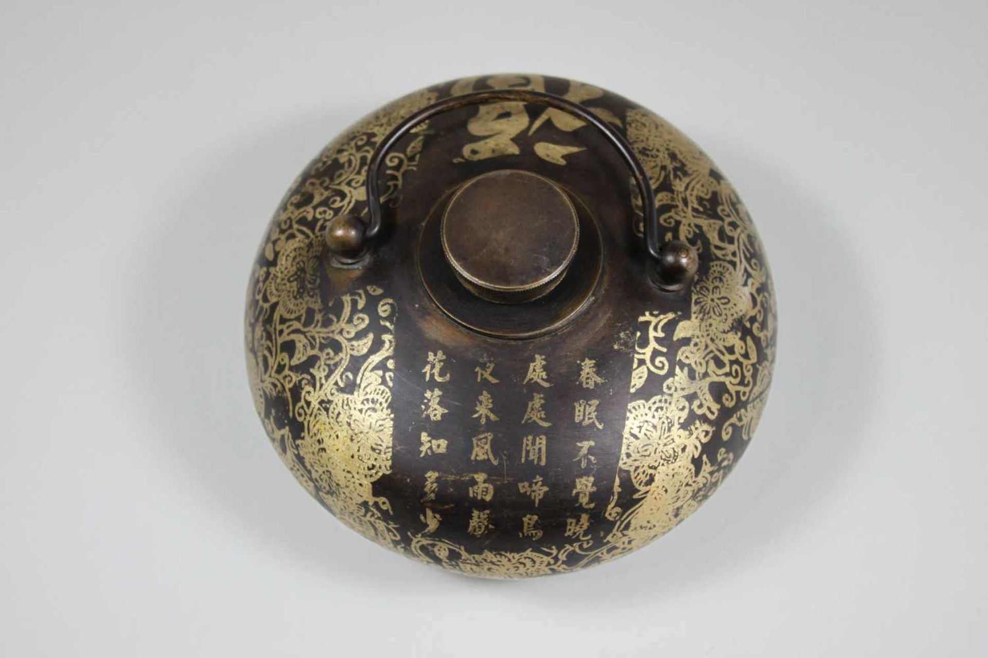 Kleiner Bettwärmer, Japan, Messing, florales Dekor, jap. Inschrift auf dem oberen Teil. H.: 8 cm, - Bild 2 aus 3