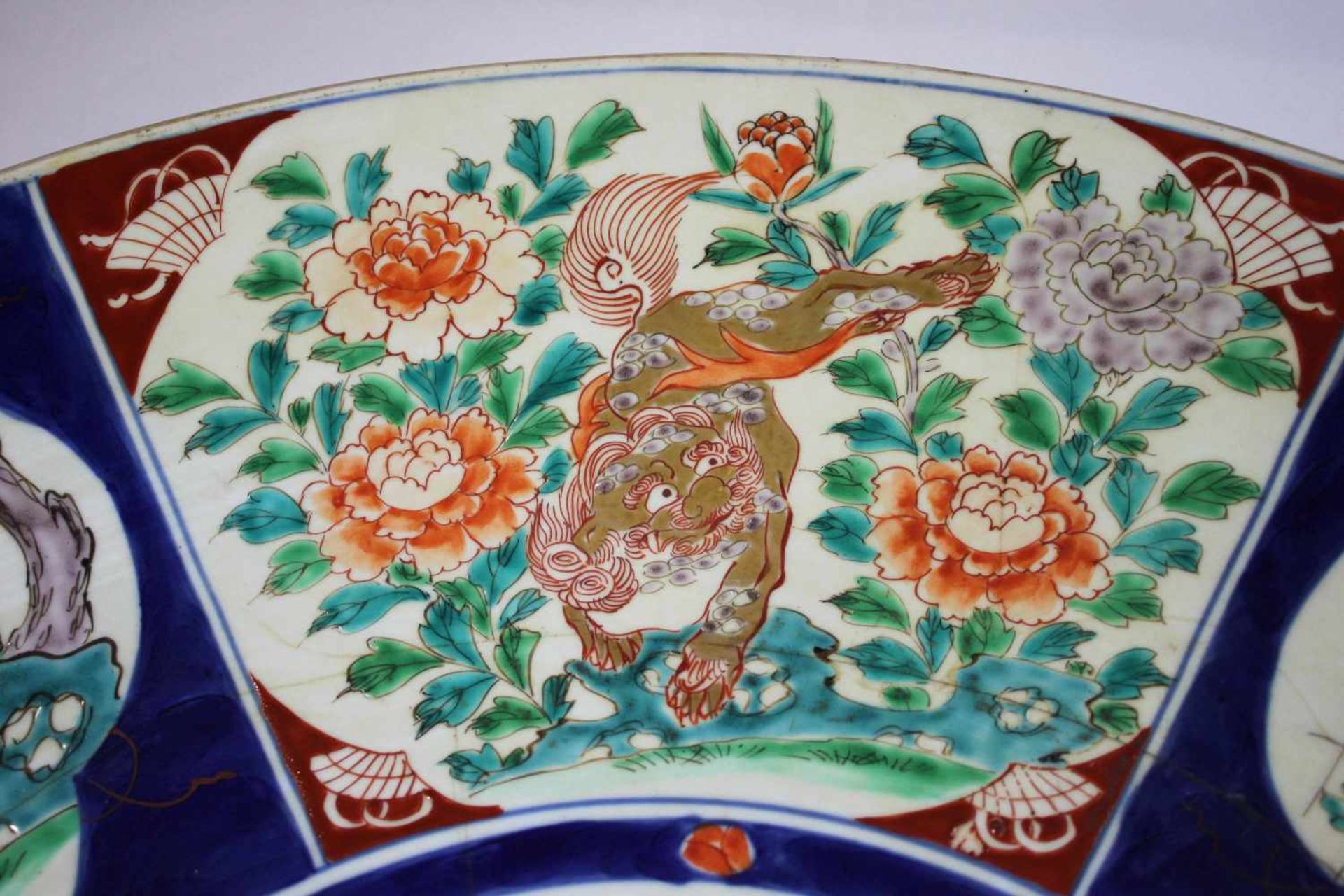 Großer Imari Porzellanteller, China, polychrom bemalt, Fu-Hund und Vogel Motiv, floraler Dekor - Bild 2 aus 3
