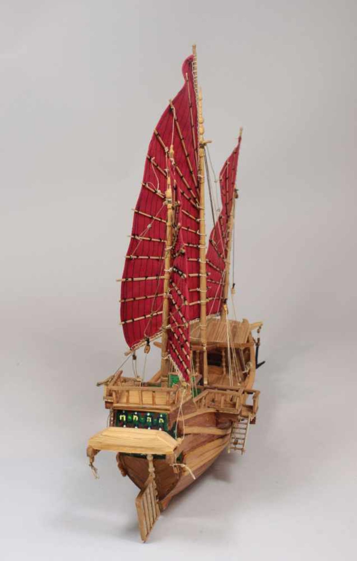 Modellschiff No. 24, Holz, teilweise farbig gefasst, Maßen ca.: 39 x 33 cm. Aus einer Privatsammlung - Bild 2 aus 2