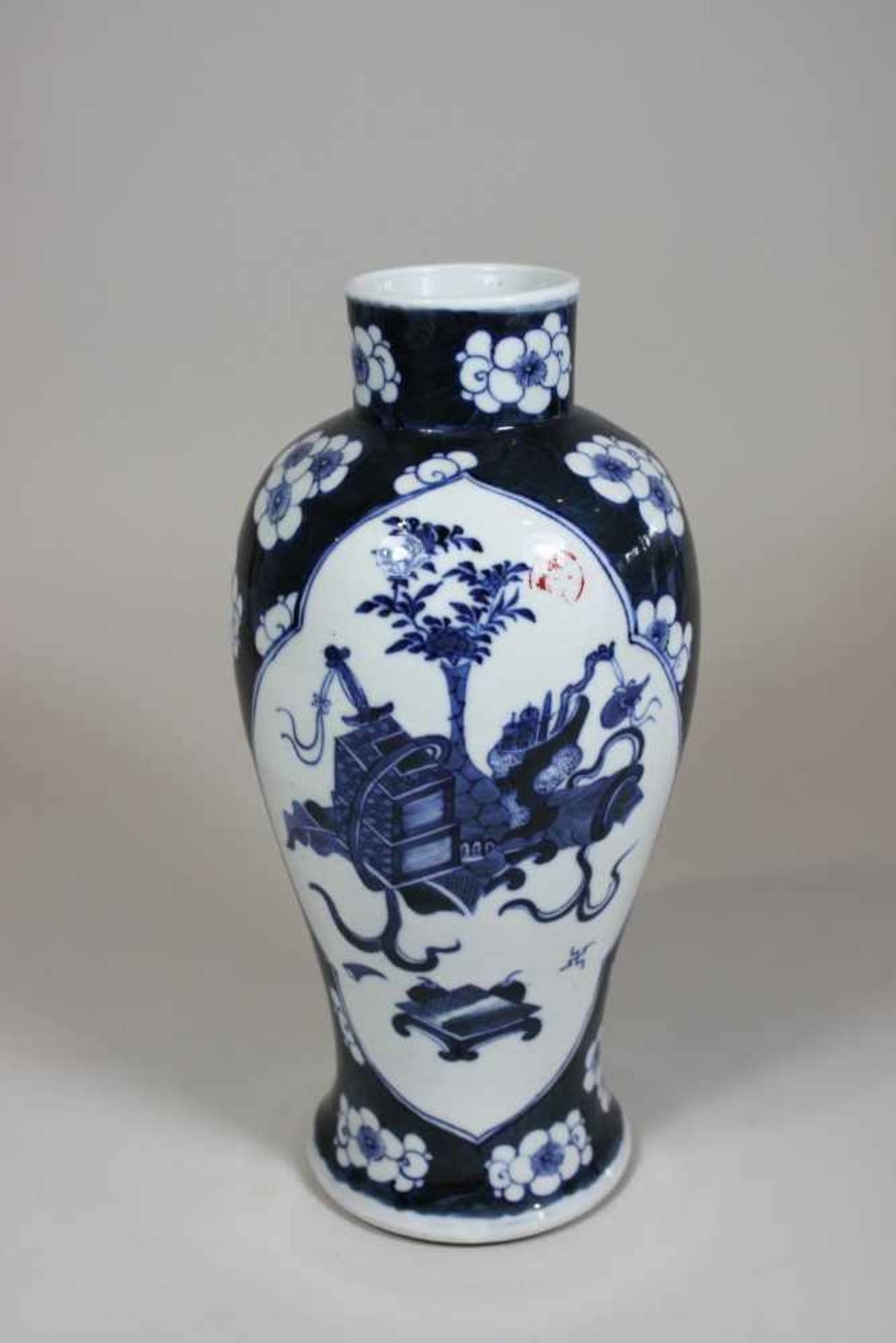 Porzellanvase, China, Blaudekor, blaue Kangxi Marke unter Glasur am Boden, 19. Jh. H.: 32 cm.