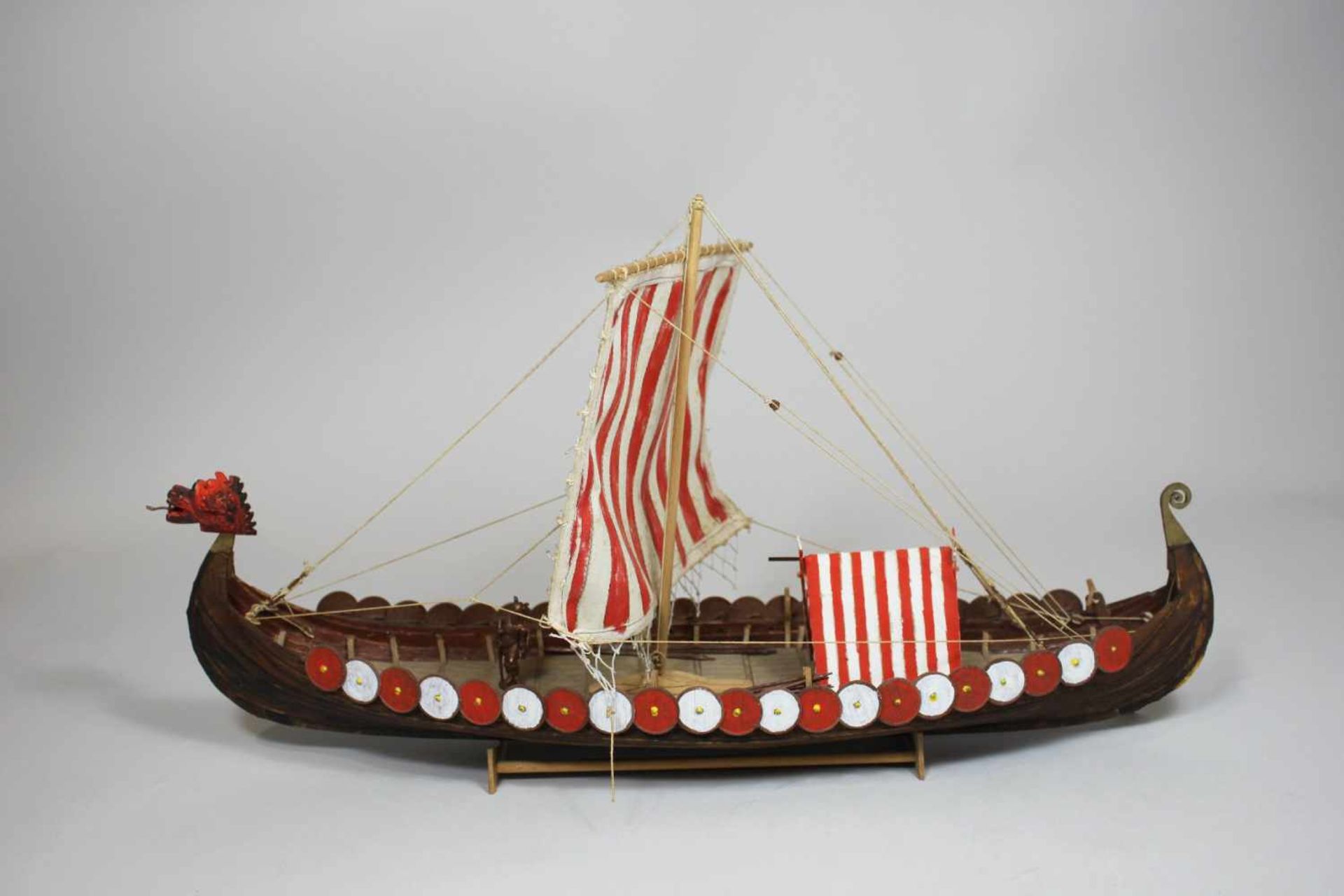 Modellschiff No. 43, Holz, teilweise farbig gefasst, Maßen ca.: 40 x 24 cm. Aus einer Privatsammlung