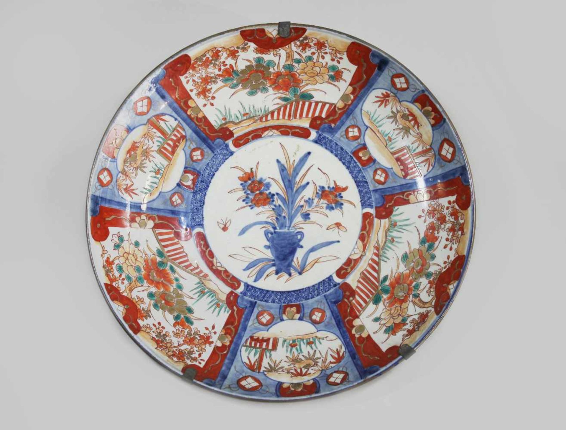 Imari Teller, Asien, blau/rostrot/gold auf weissem Fond, mit floralen Darstellungen, D. 45 cm.