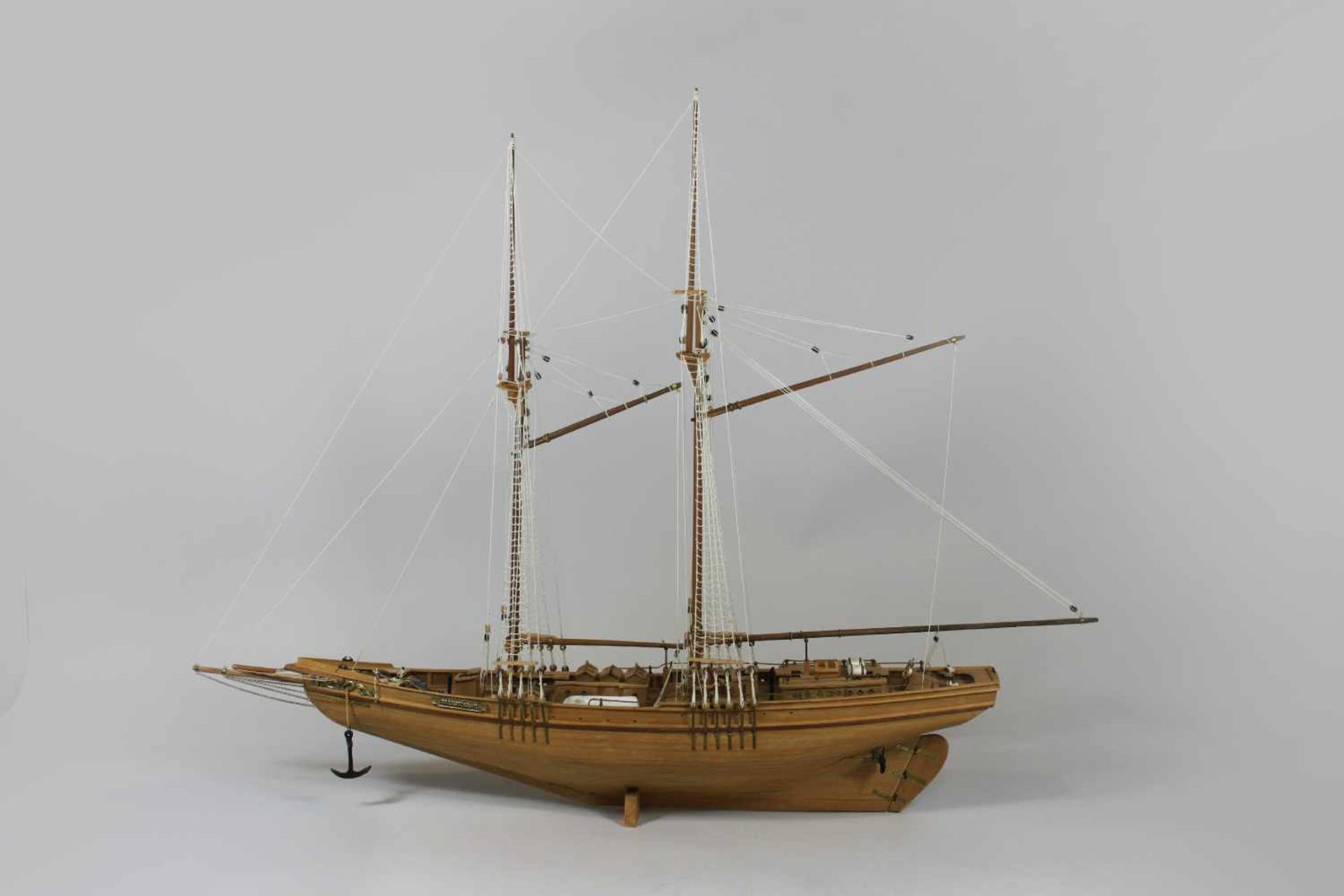 Modellschiff no. 3, Holz, teilweise farbig gefasst, Maßen ca.: 65 x 58 cm. Aus einer