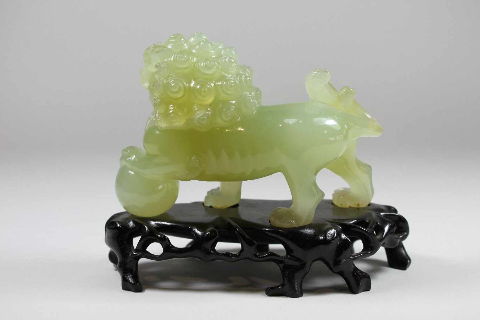Löwe, grüne Jade, Darstellung eines Löwen, die linke Vorderpfote auf einer Kugel ruhend, auf einem - Bild 2 aus 4