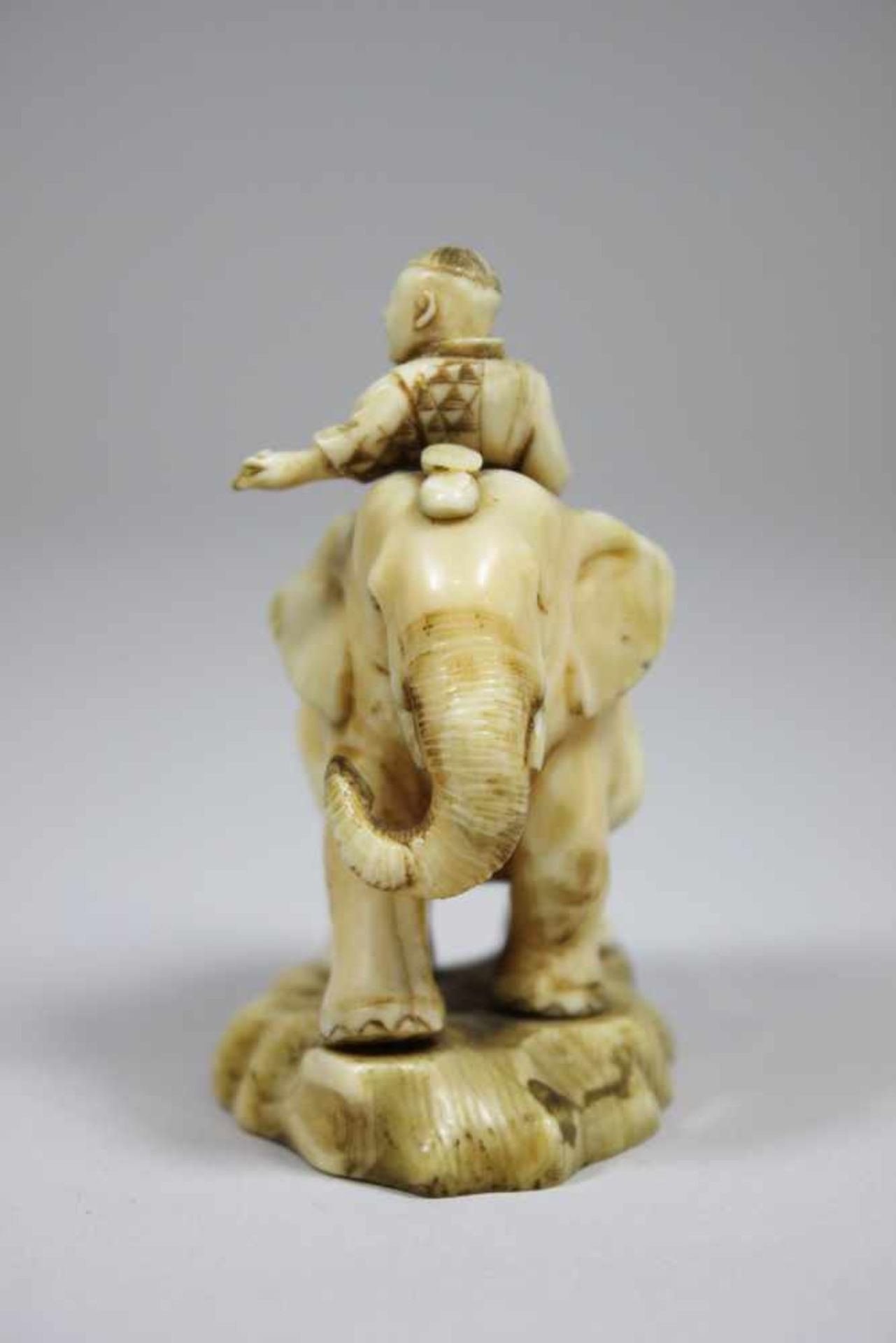 Kleine Beinfigur, Elefant mit einem Jungen auf dem Rücken, auf Beinplinthe, am Boden rote - Bild 3 aus 5