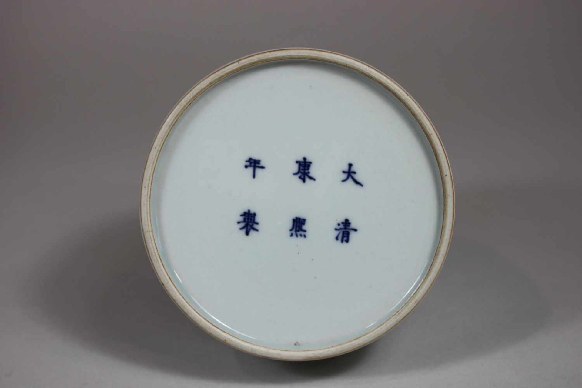 Celadonvase mit Fabelwesen Motiv, China, blaue Marken unter Grasur am Boden. H.: 20 cm, B.: 10,5 - Bild 2 aus 2