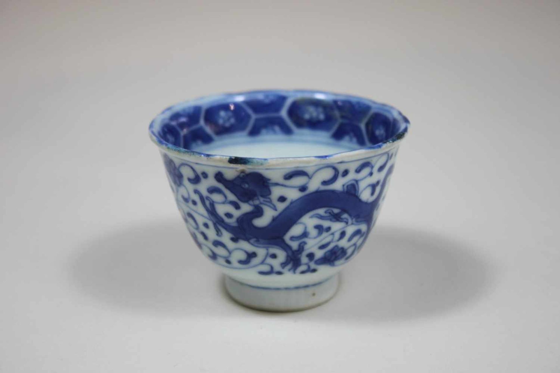 Kleines Porzellanschälchen, China, weiß mit blauem Dekor, blaue unter Glasur Marke am Boden. H.: 4,5