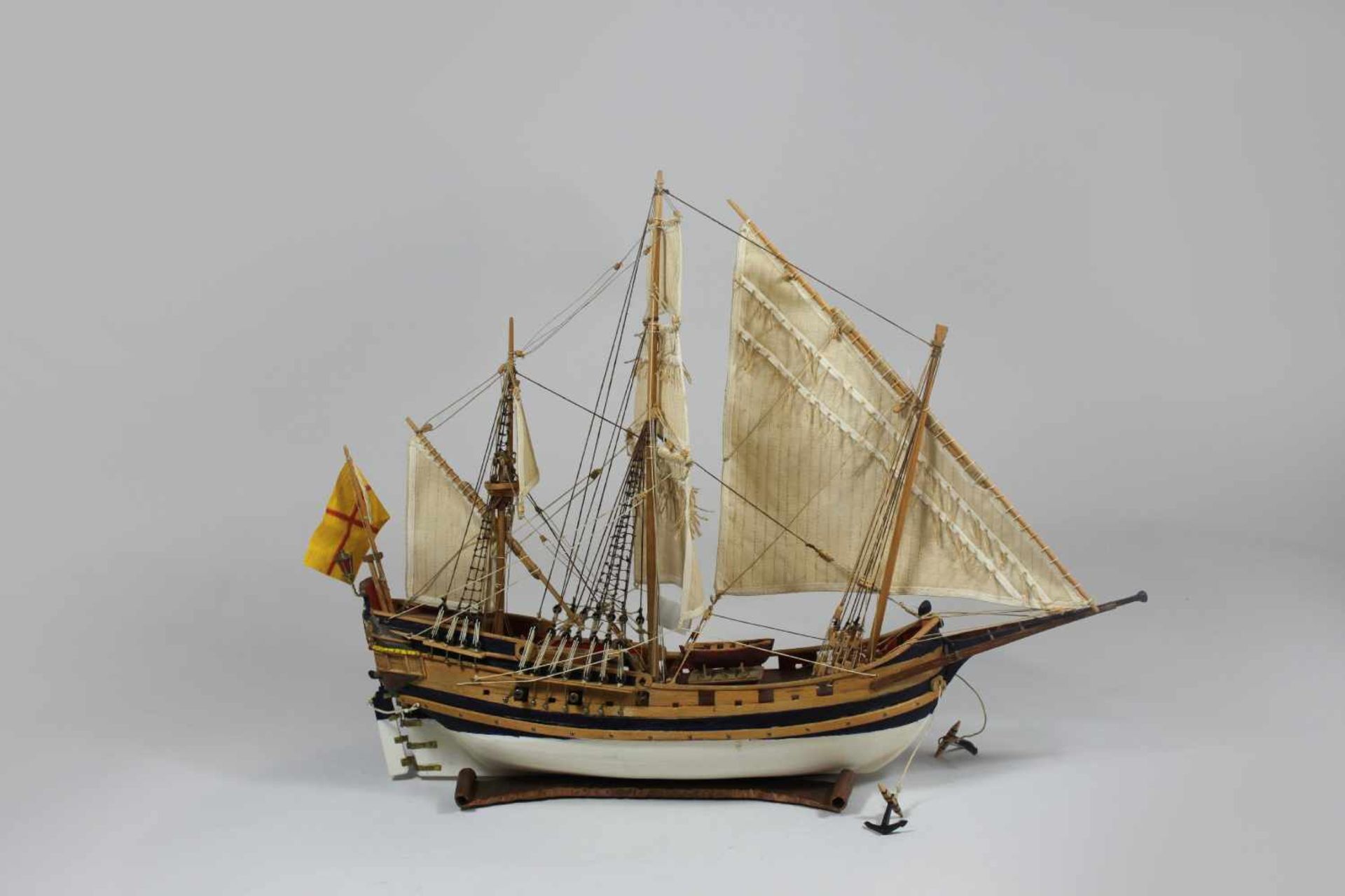 Modellschiff no. 23, Holz, teilweise farbig gefasst, Maßen ca.: 42 x 34 cm. Aus einer Privatsammlung